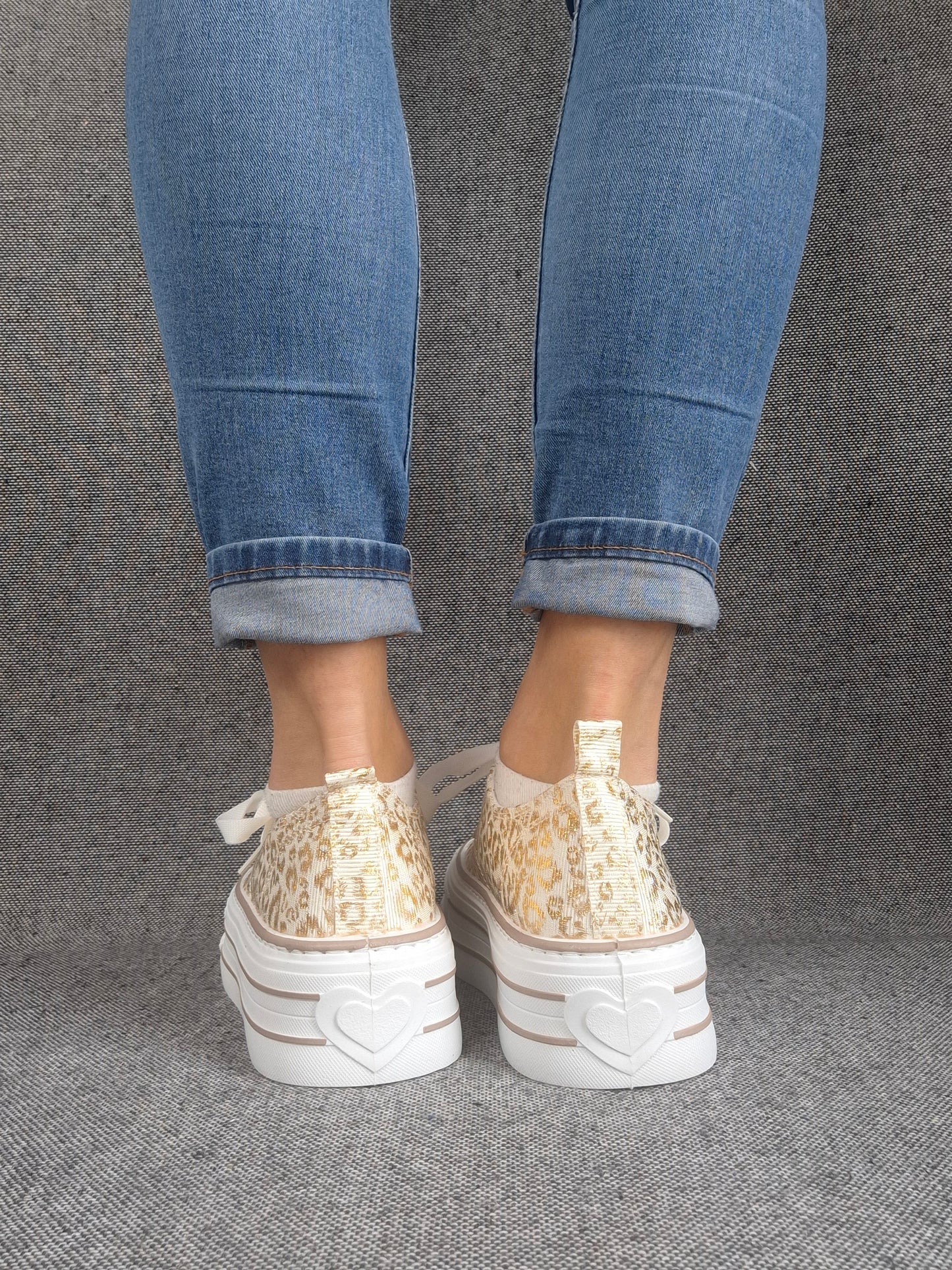 Chaussures baskets basses semelle compensée tissu motif léopard doré style converse