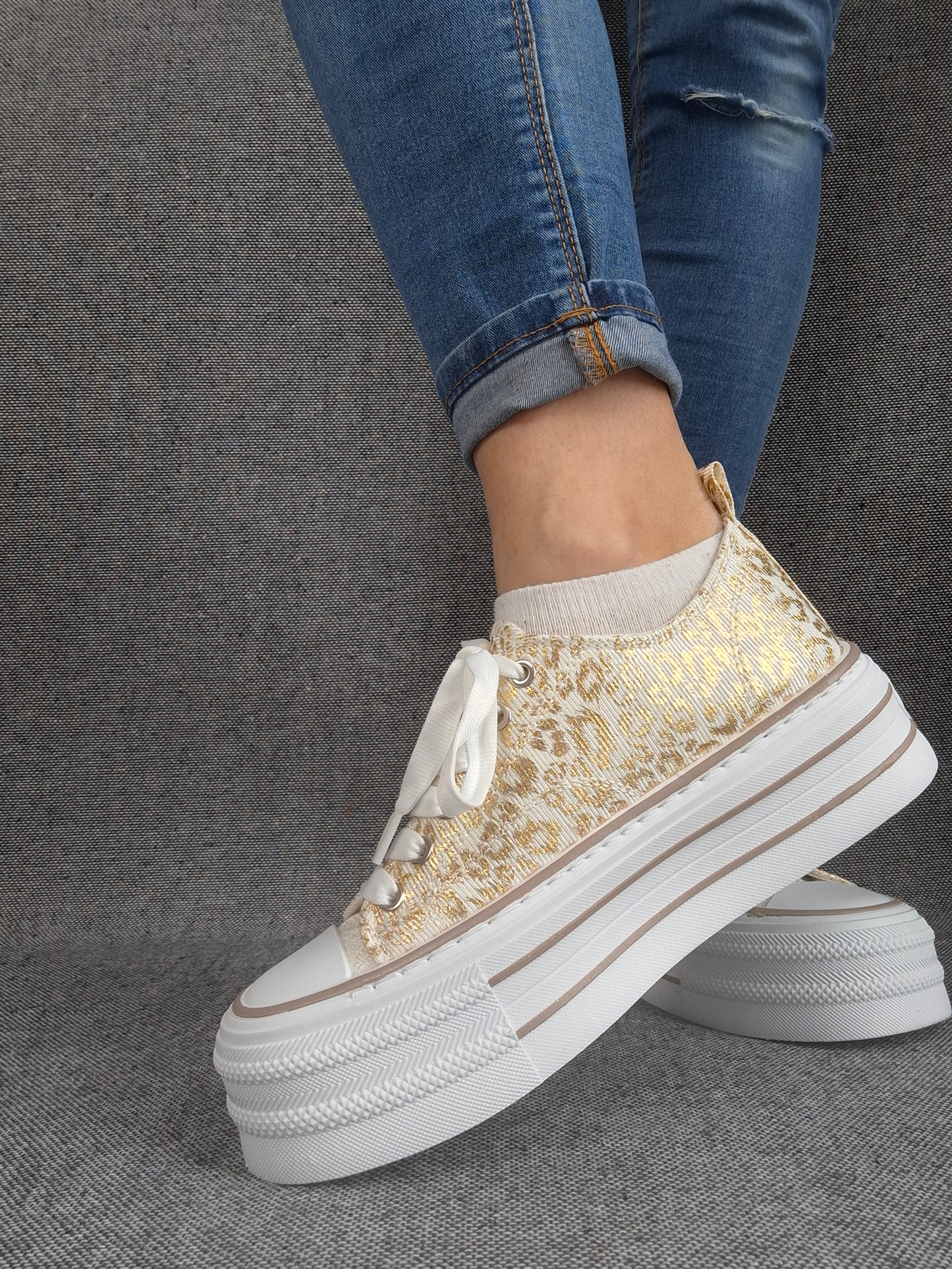 Chaussures baskets basses semelle compensée tissu motif léopard doré style converse