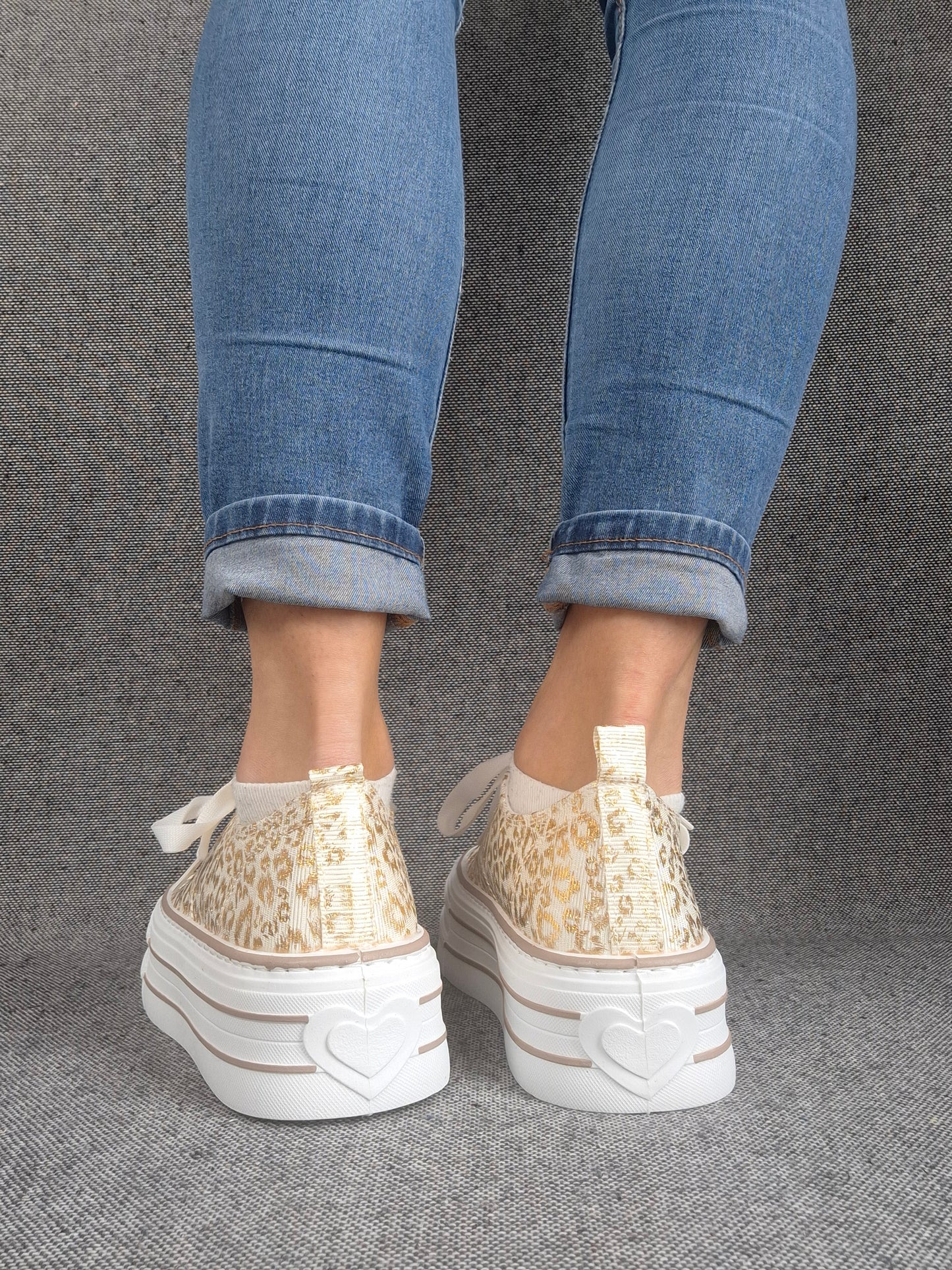 Chaussures baskets basses semelle compensée tissu motif léopard doré style converse