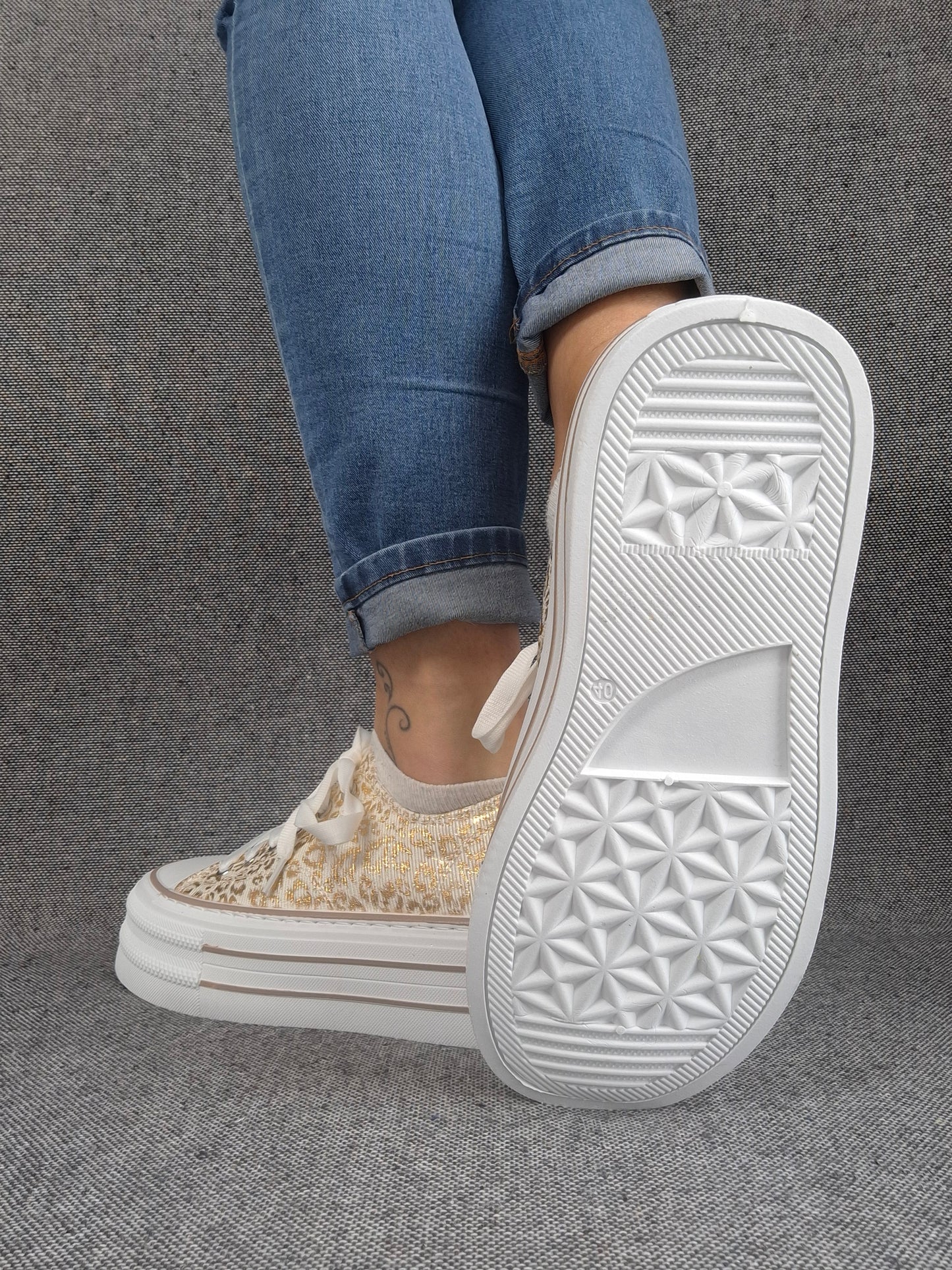 Chaussures baskets basses semelle compensée tissu motif léopard doré style converse