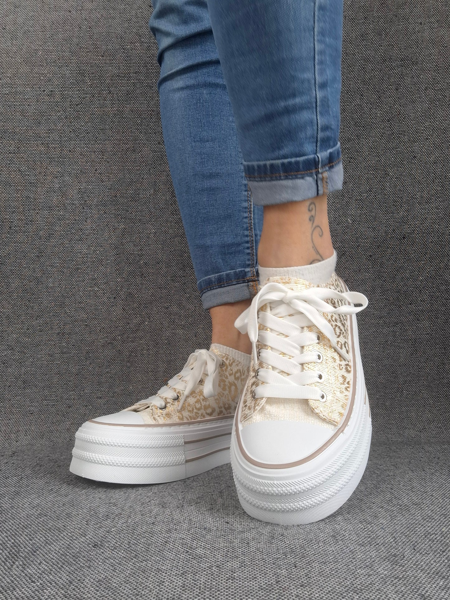 Chaussures baskets basses semelle compensée tissu motif léopard doré style converse