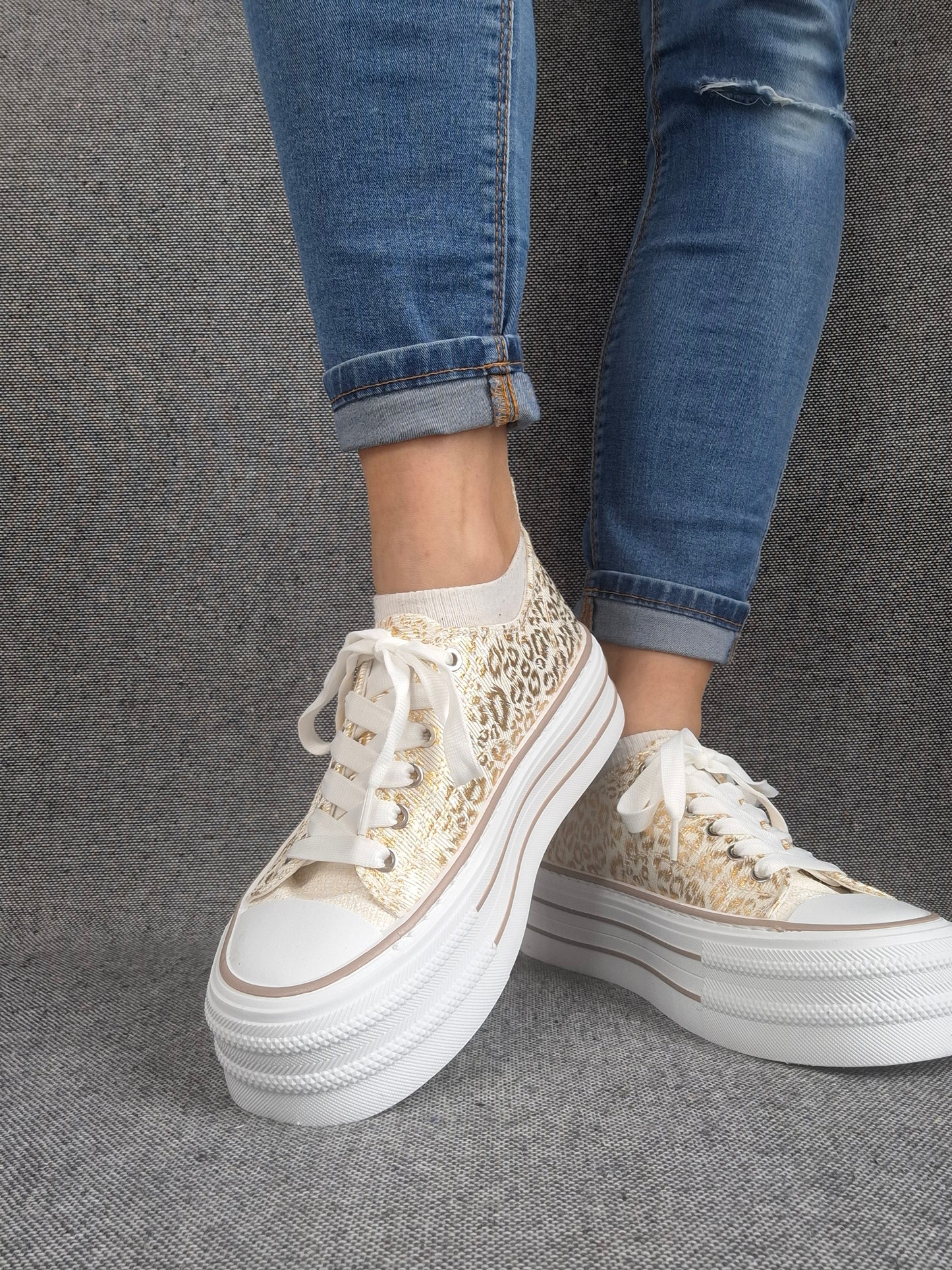 Chaussures baskets basses semelle compensée tissu motif léopard doré style converse