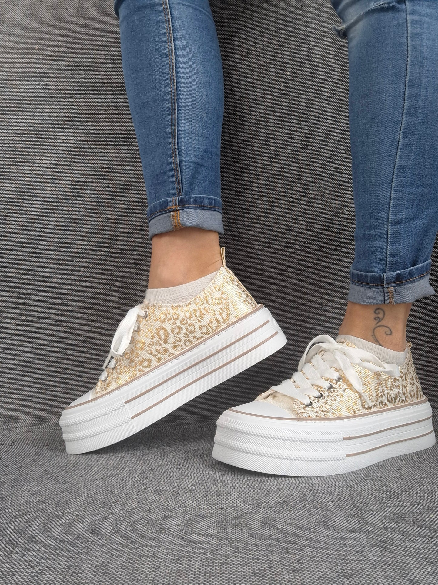 Chaussures baskets basses semelle compensée tissu motif léopard doré style converse