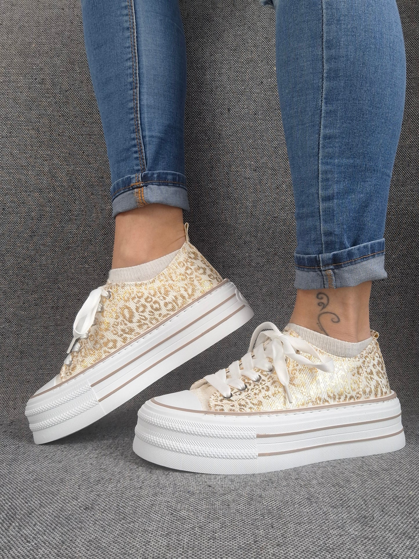 Chaussures baskets basses semelle compensée tissu motif léopard doré style converse