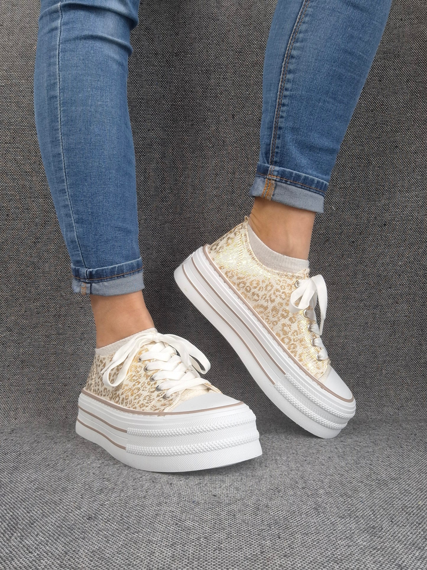 Chaussures baskets basses semelle compensée tissu motif léopard doré style converse