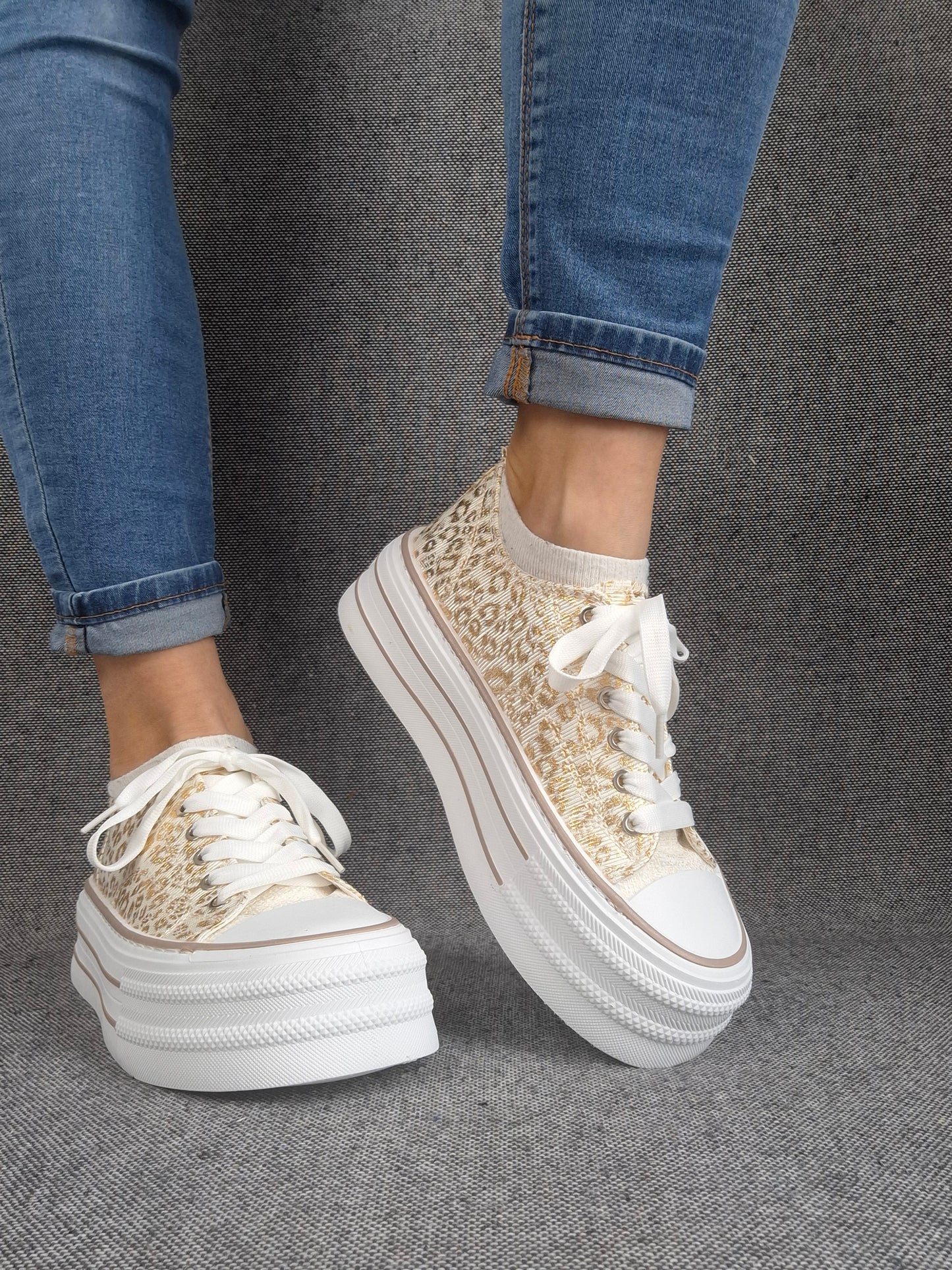 Chaussures baskets basses semelle compensée tissu motif léopard doré style converse