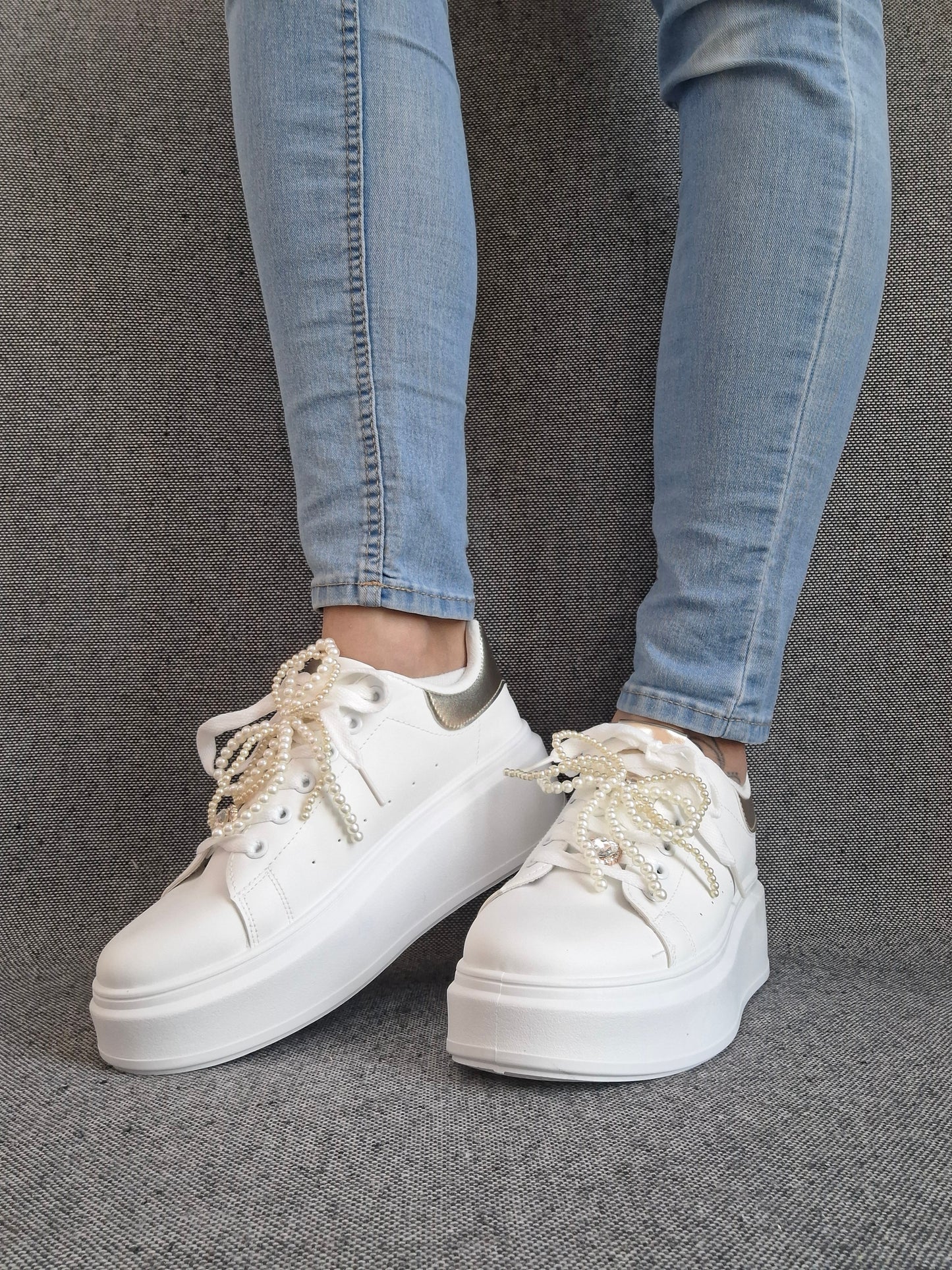 Chaussures baskets basses semelle compensée simili blanc et doré style sneakers