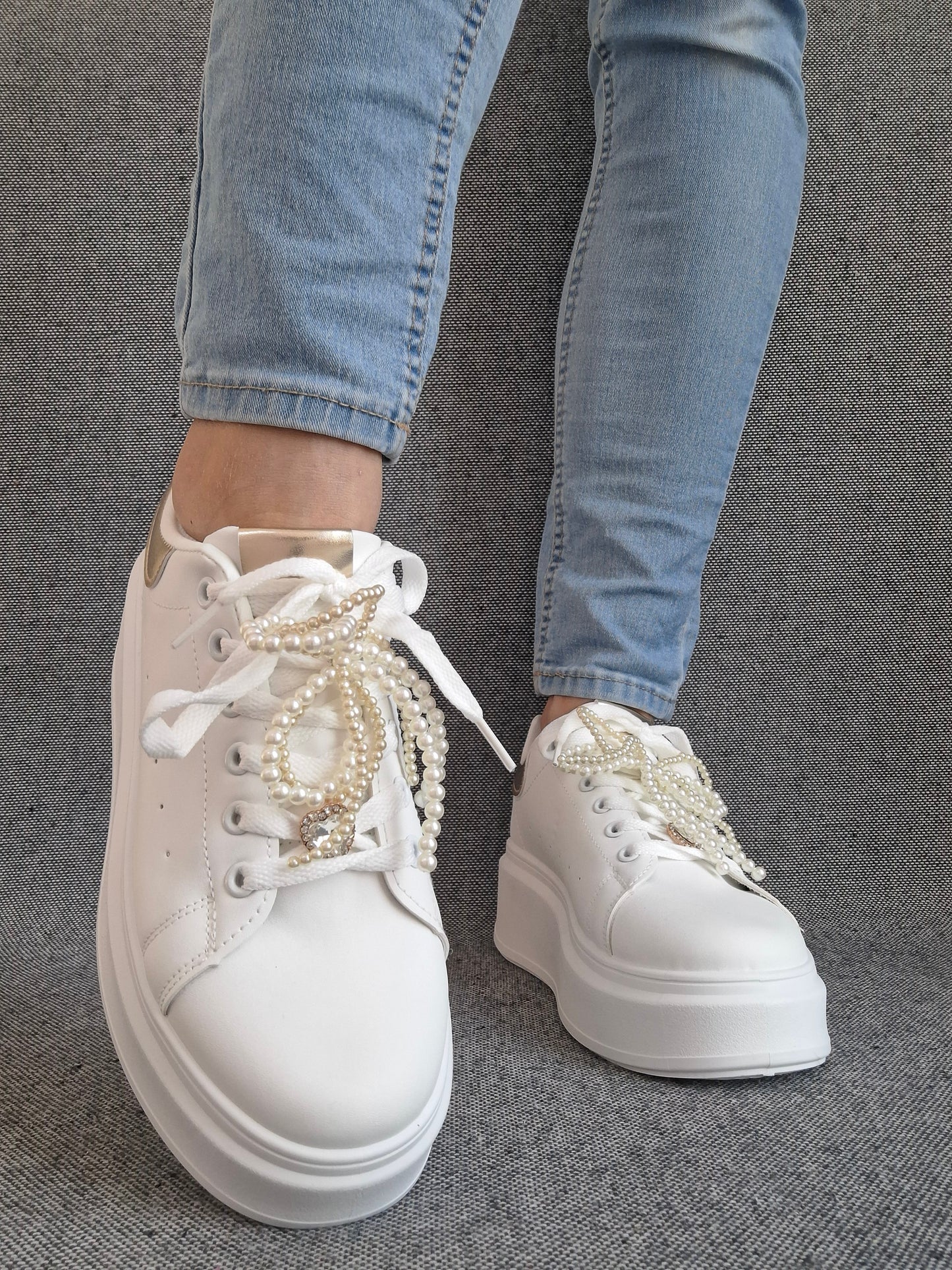 Chaussures baskets basses semelle compensée simili blanc et doré style sneakers