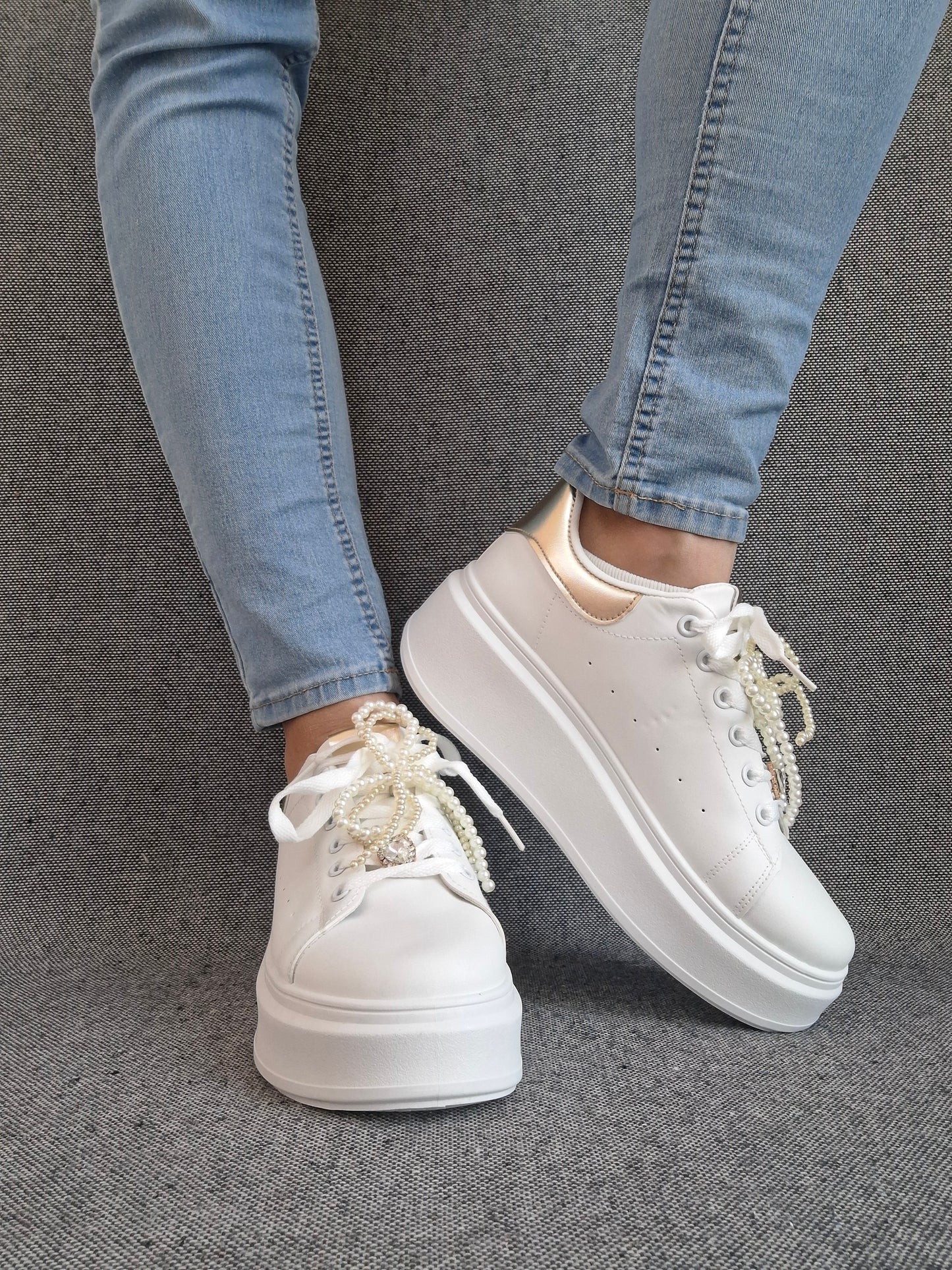 Chaussures baskets basses semelle compensée simili blanc et doré style sneakers