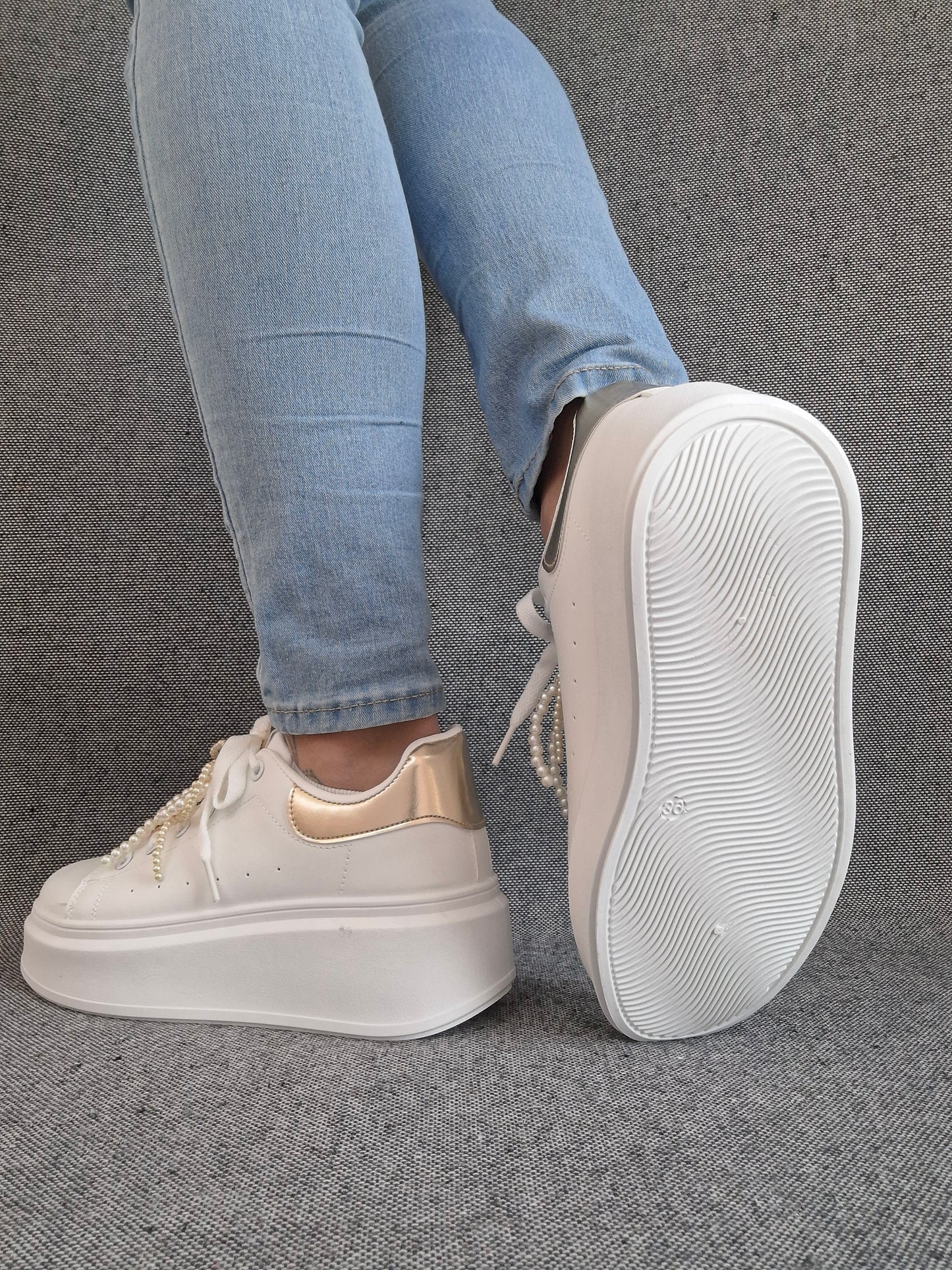 Chaussures baskets basses semelle compensée simili blanc et doré style sneakers