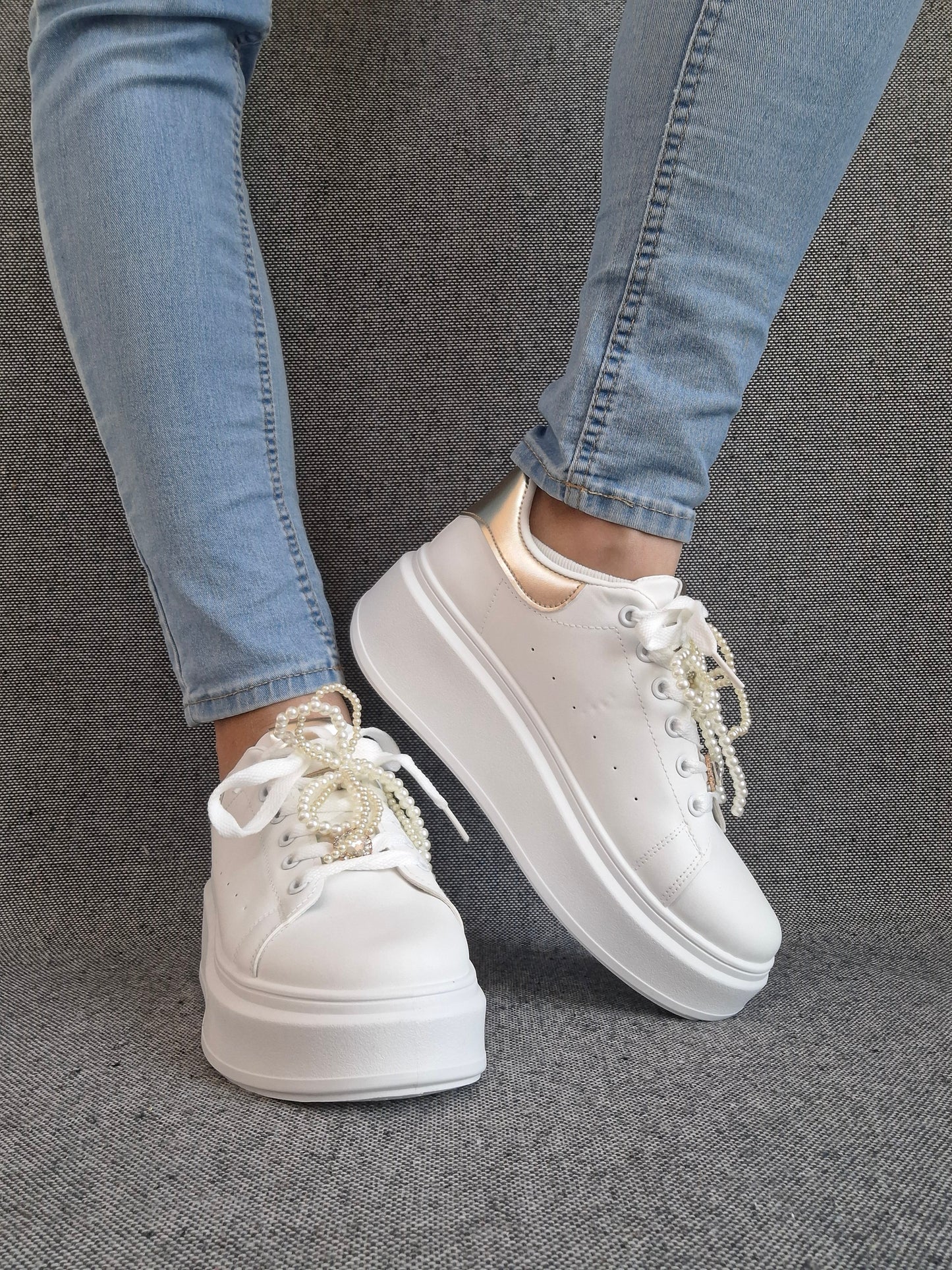 Chaussures baskets basses semelle compensée simili blanc et doré style sneakers