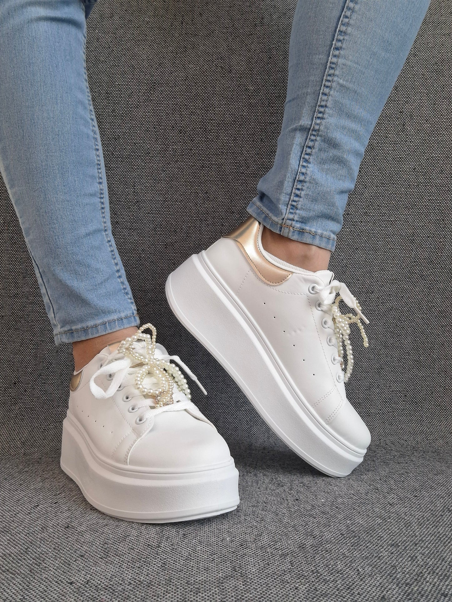 Chaussures baskets basses semelle compensée simili blanc et doré style sneakers