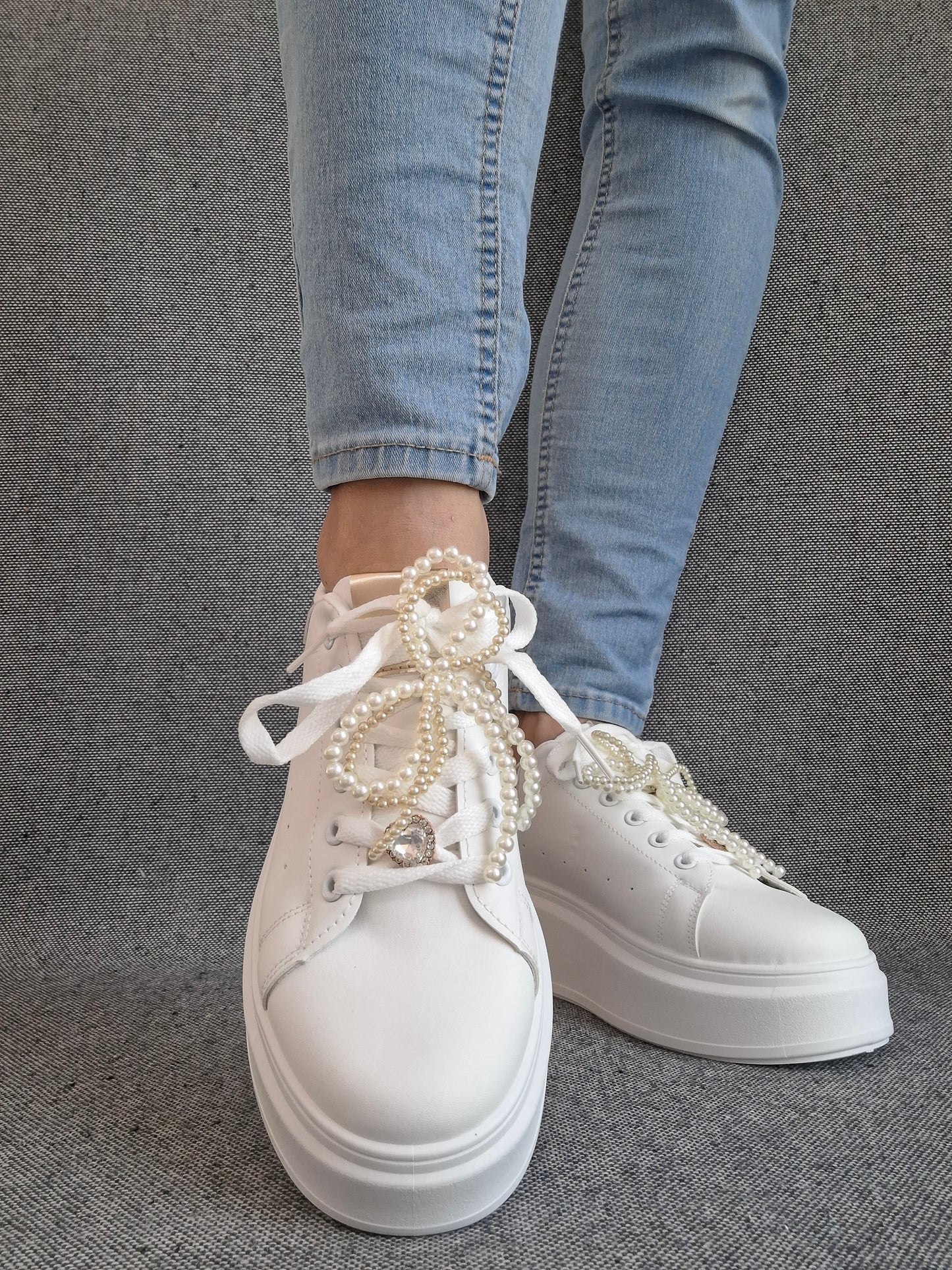 Chaussures baskets basses semelle compensée simili blanc et doré style sneakers
