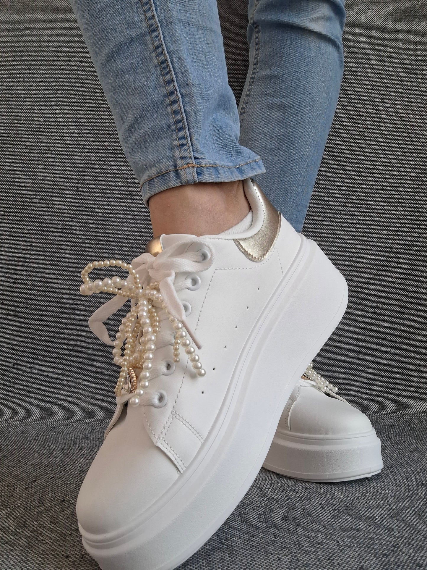 Chaussures baskets basses semelle compensée simili blanc et doré style sneakers