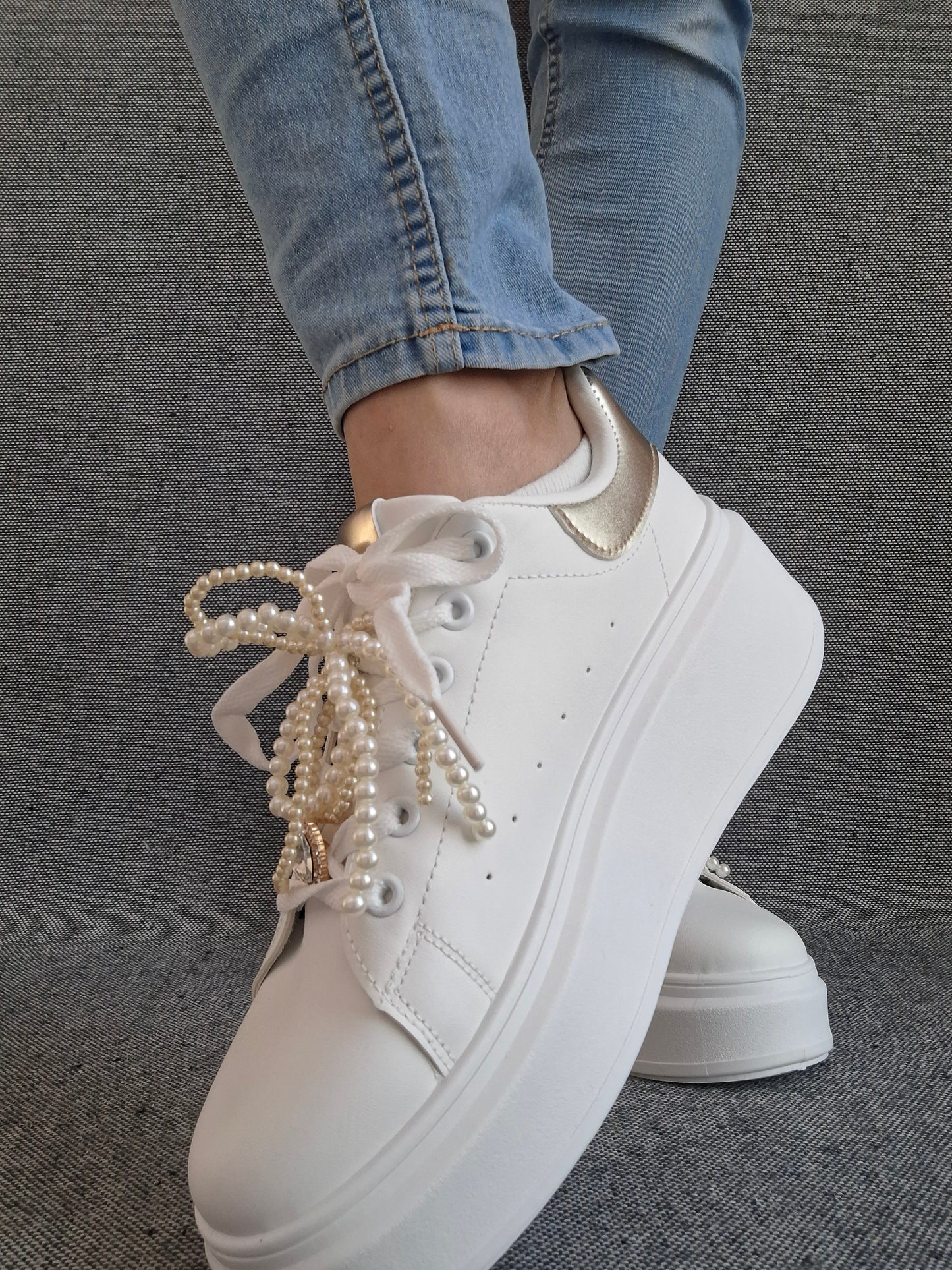 Chaussures baskets basses semelle compensée simili blanc et doré style sneakers