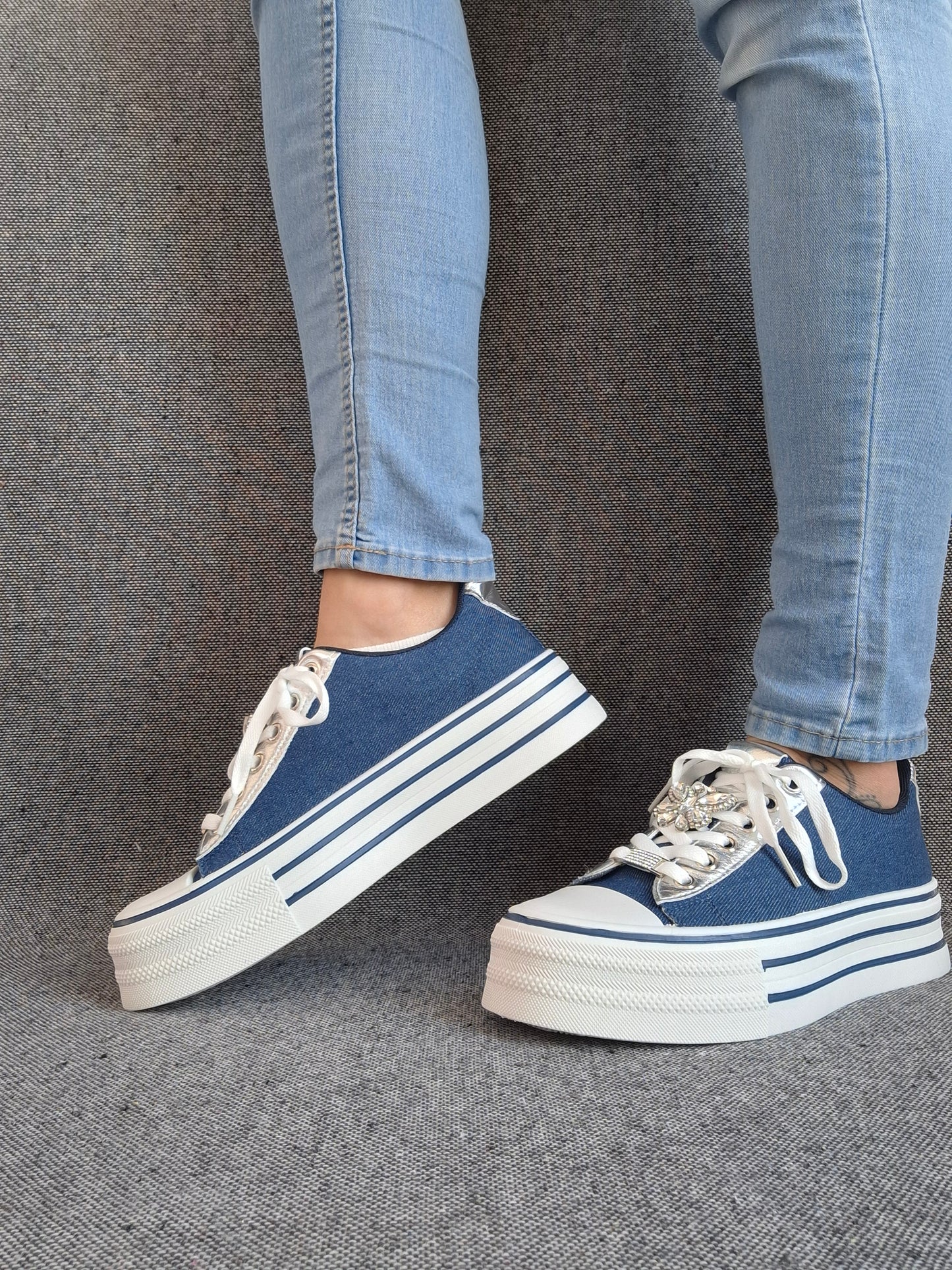 Chaussures baskets basses semelle compensée simili bleu effet jean et blanc style converse