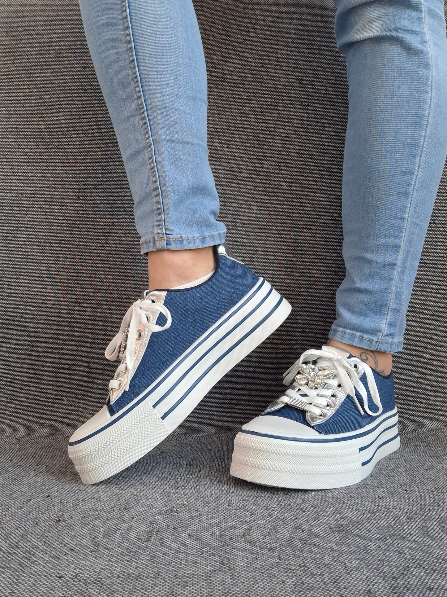 Chaussures baskets basses semelle compensée simili bleu effet jean et blanc style converse