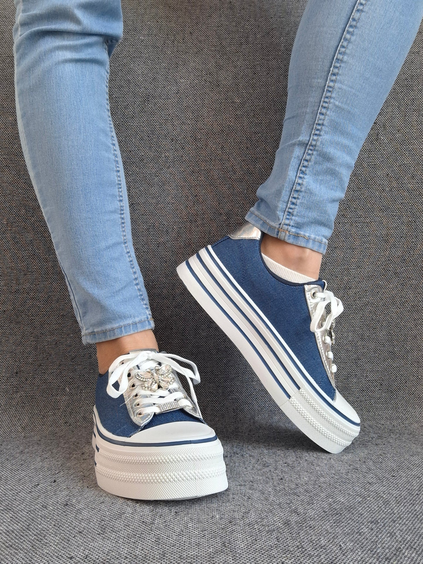 Chaussures baskets basses semelle compensée simili bleu effet jean et blanc style converse