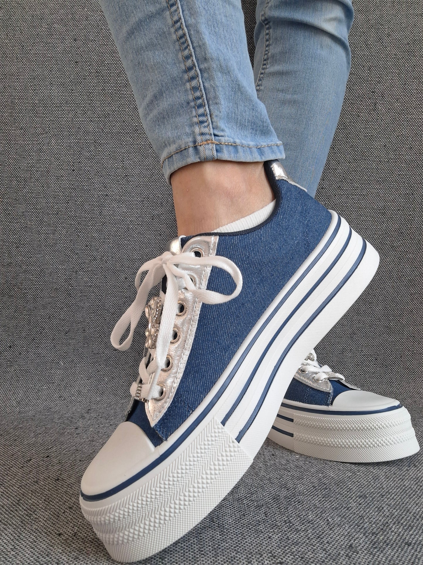 Chaussures baskets basses semelle compensée simili bleu effet jean et blanc style converse