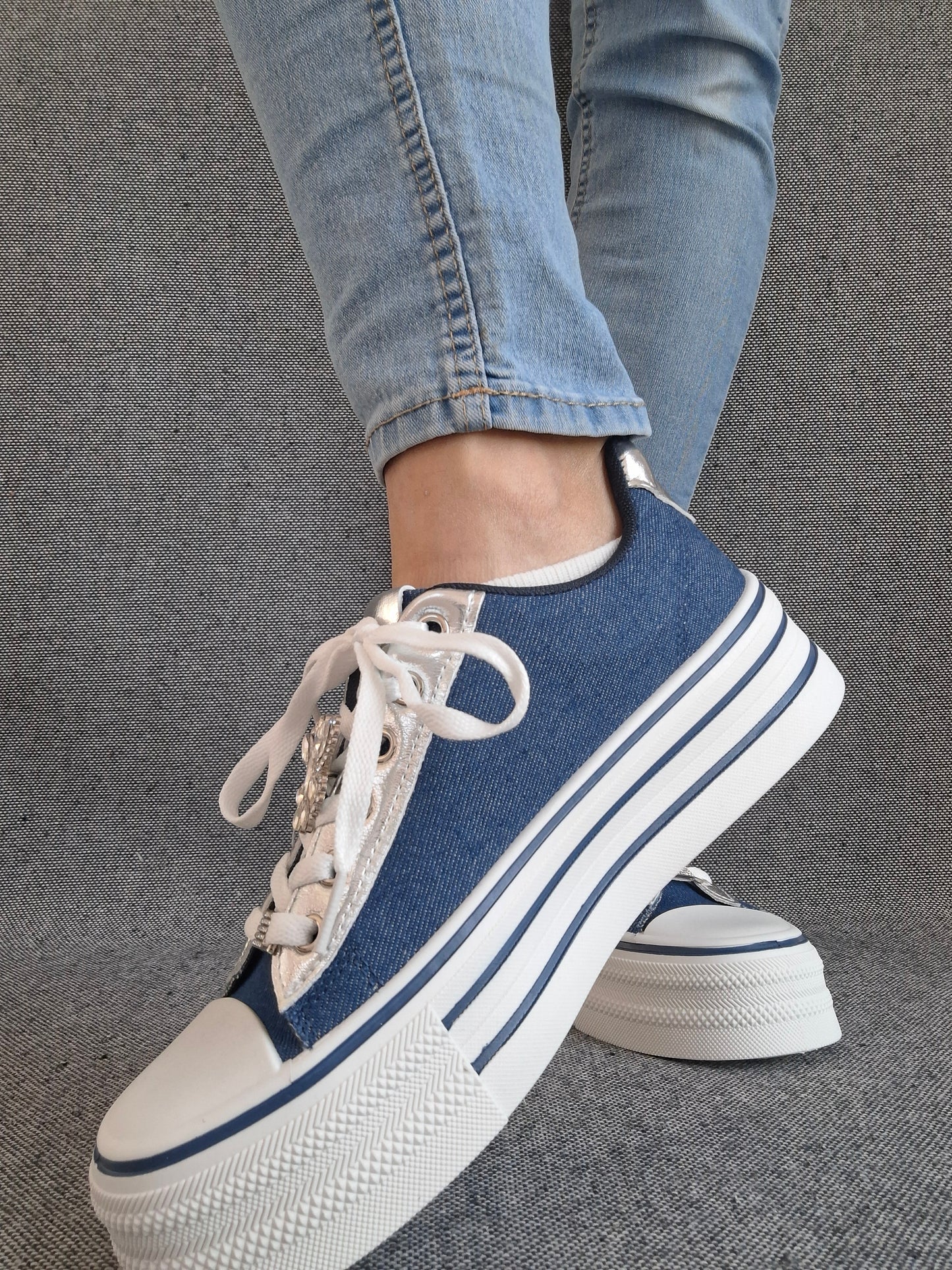 Chaussures baskets basses semelle compensée simili bleu effet jean et blanc style converse
