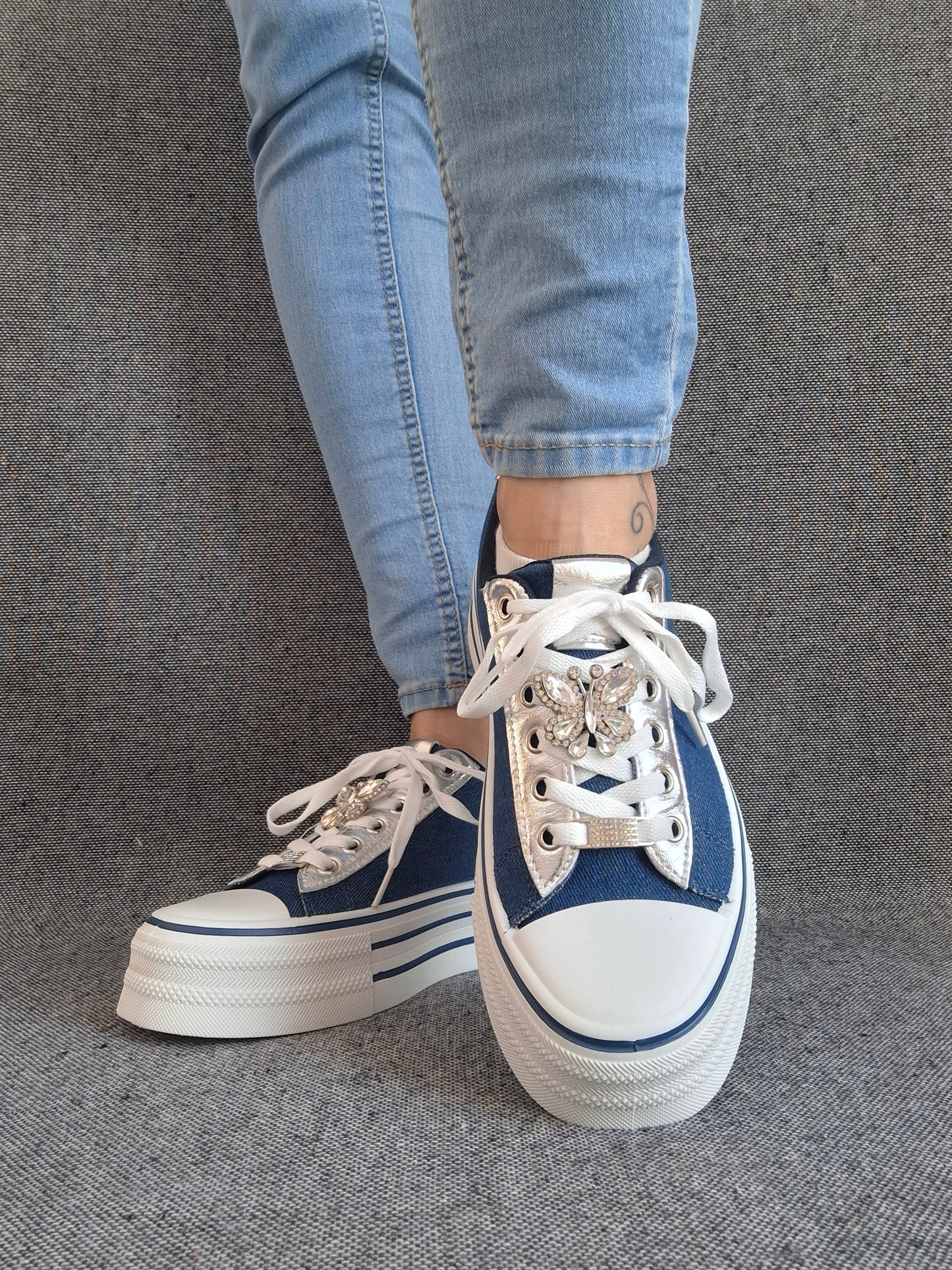 Chaussures baskets basses semelle compensée simili bleu effet jean et blanc style converse