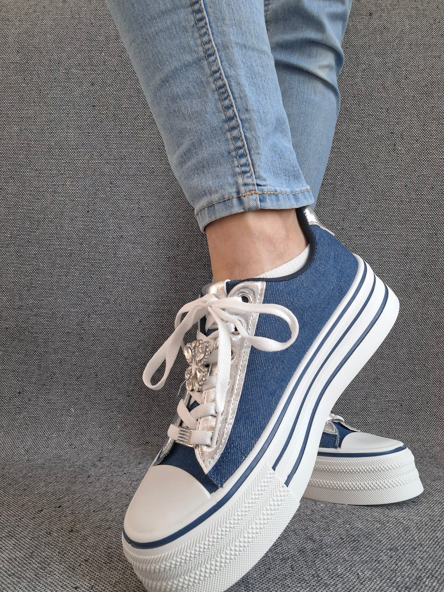 Chaussures baskets basses semelle compensée simili bleu effet jean et blanc style converse