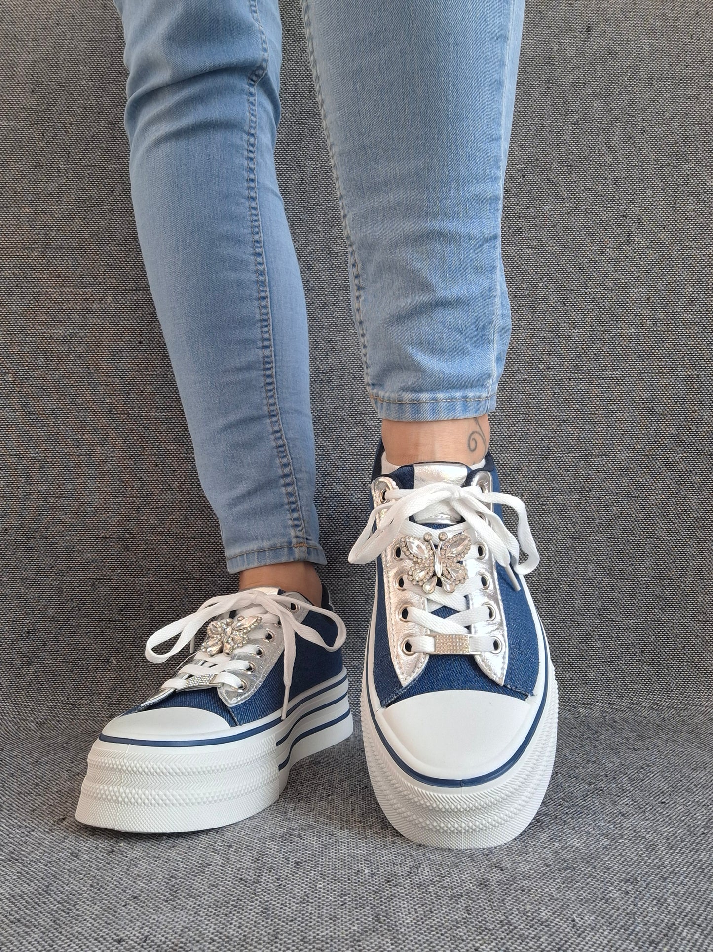 Chaussures baskets basses semelle compensée simili bleu effet jean et blanc style converse