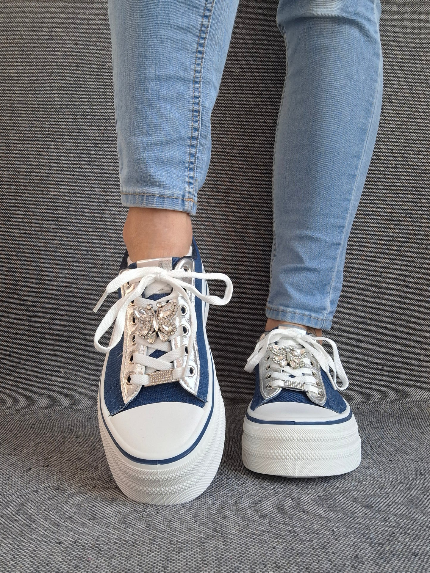 Chaussures baskets basses semelle compensée simili bleu effet jean et blanc style converse