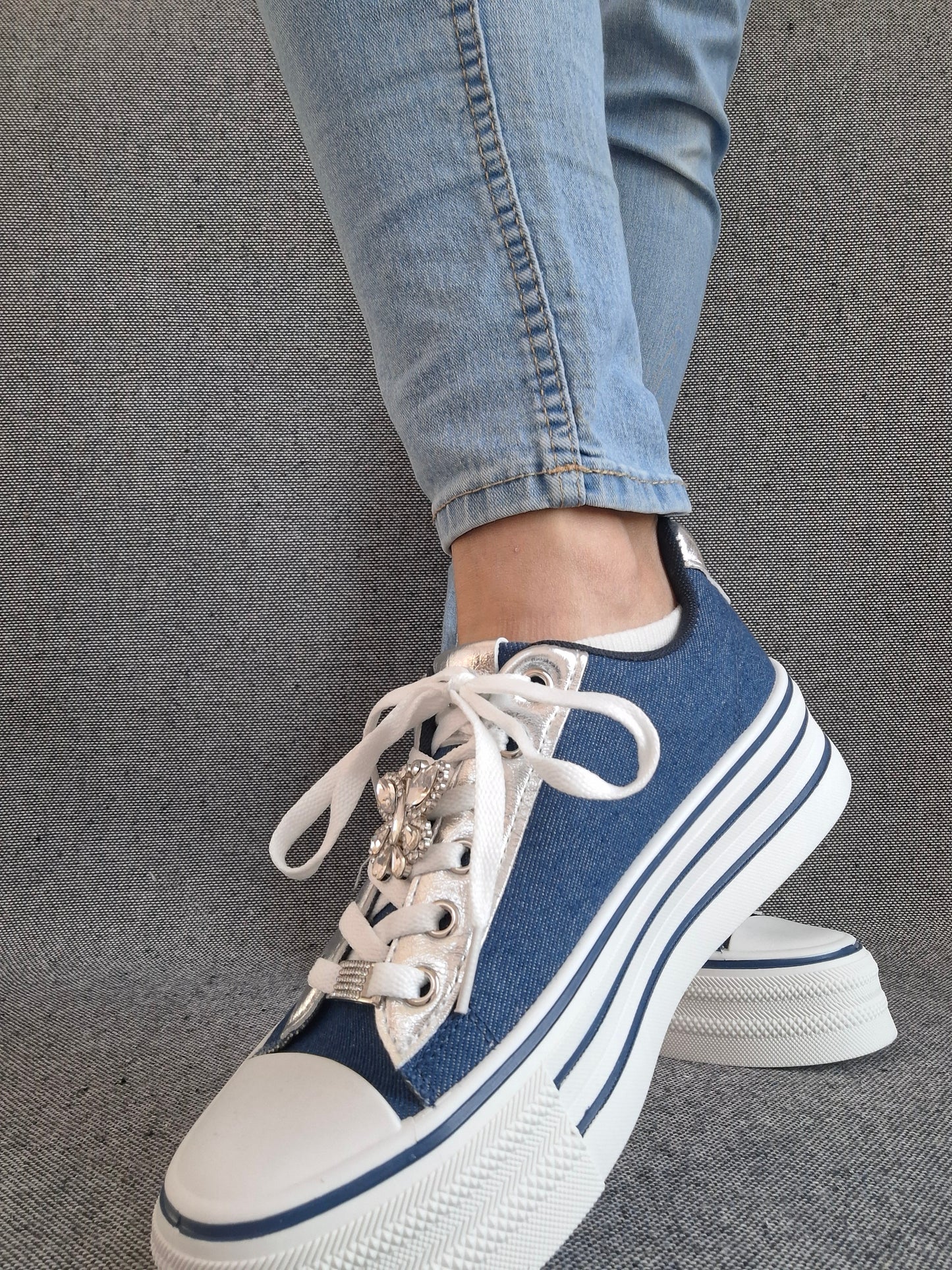 Chaussures baskets basses semelle compensée simili bleu effet jean et blanc style converse
