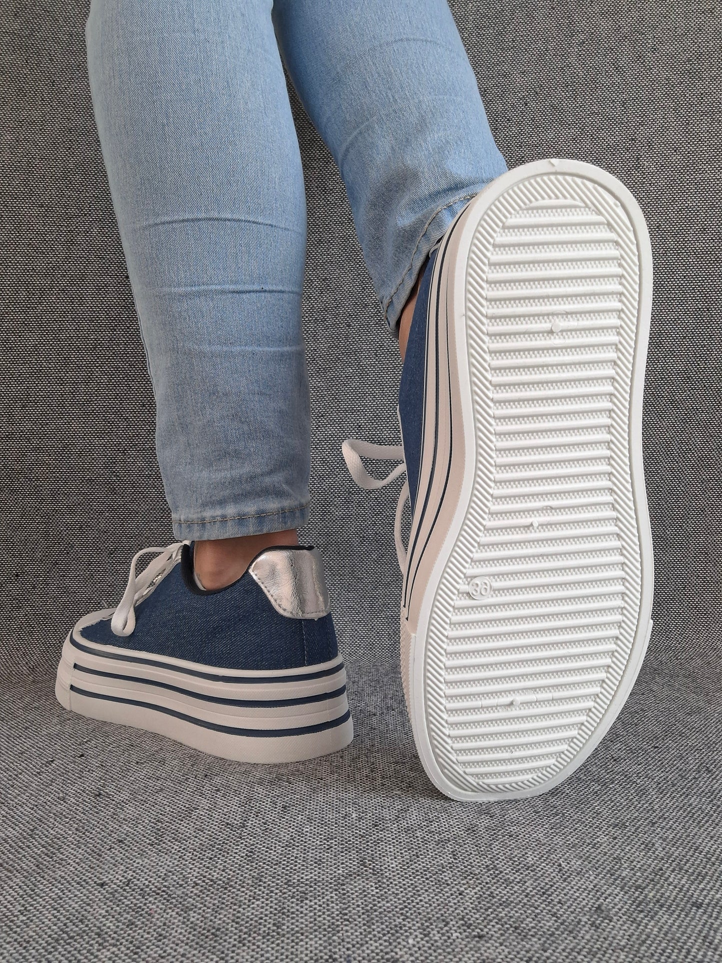 Chaussures baskets basses semelle compensée simili bleu effet jean et blanc style converse