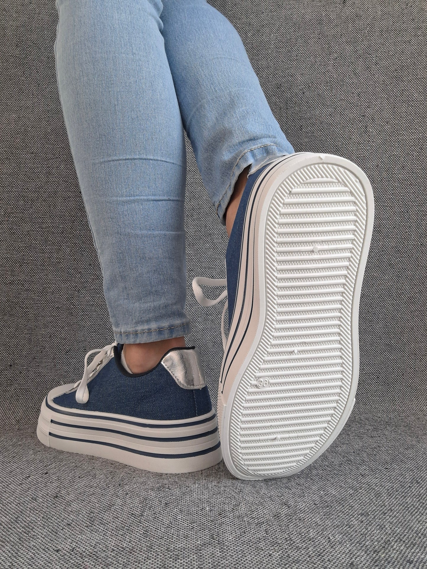 Chaussures baskets basses semelle compensée simili bleu effet jean et blanc style converse