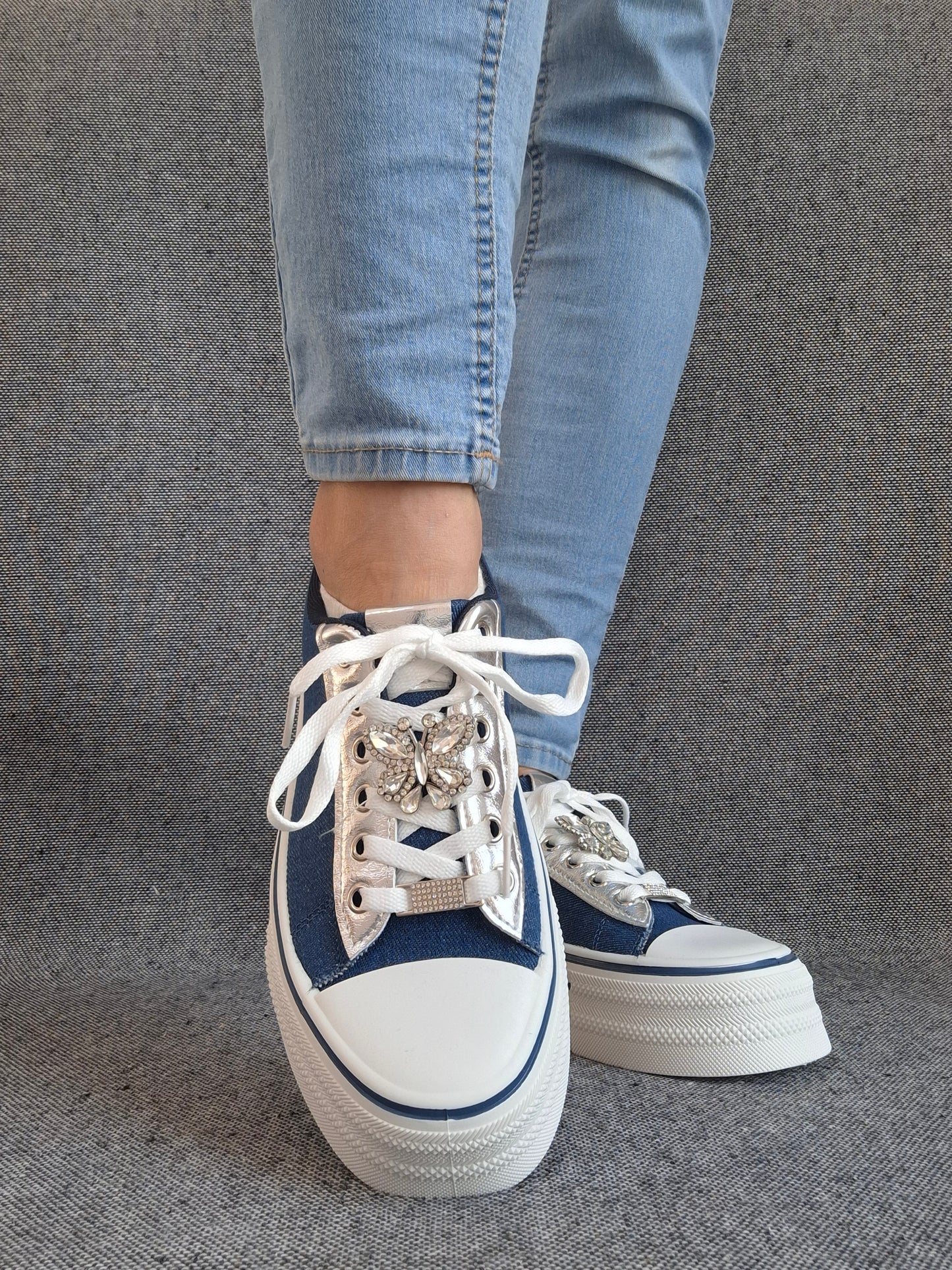 Chaussures baskets basses semelle compensée simili bleu effet jean et blanc style converse