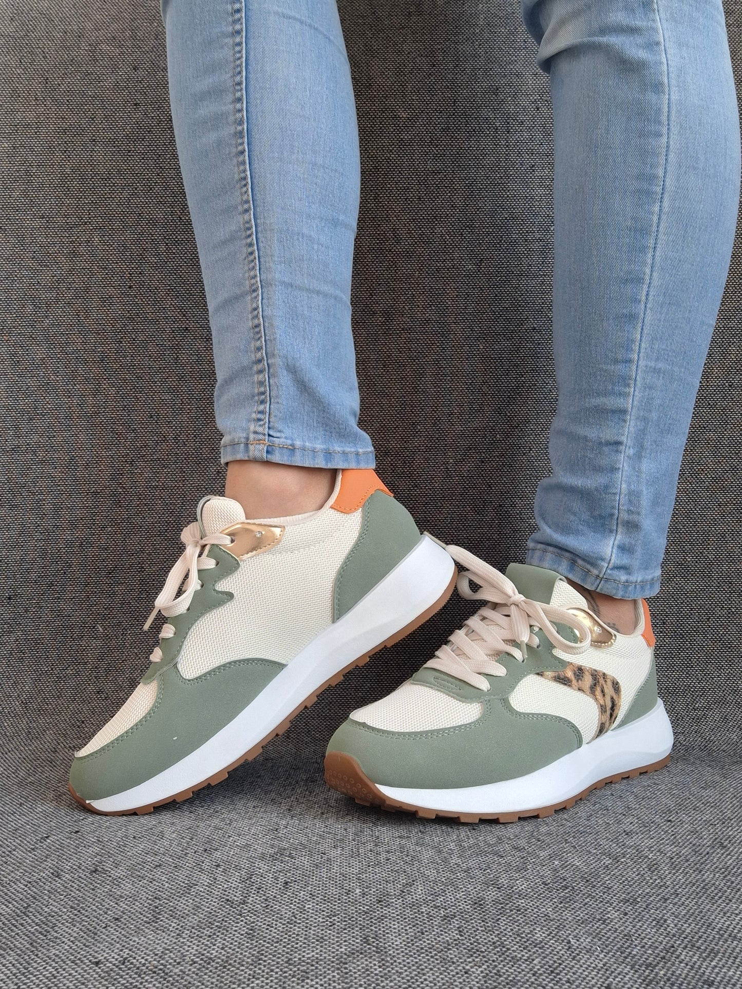 Chaussures baskets basses vert d'eau tendance avec détails léopard style sneakers