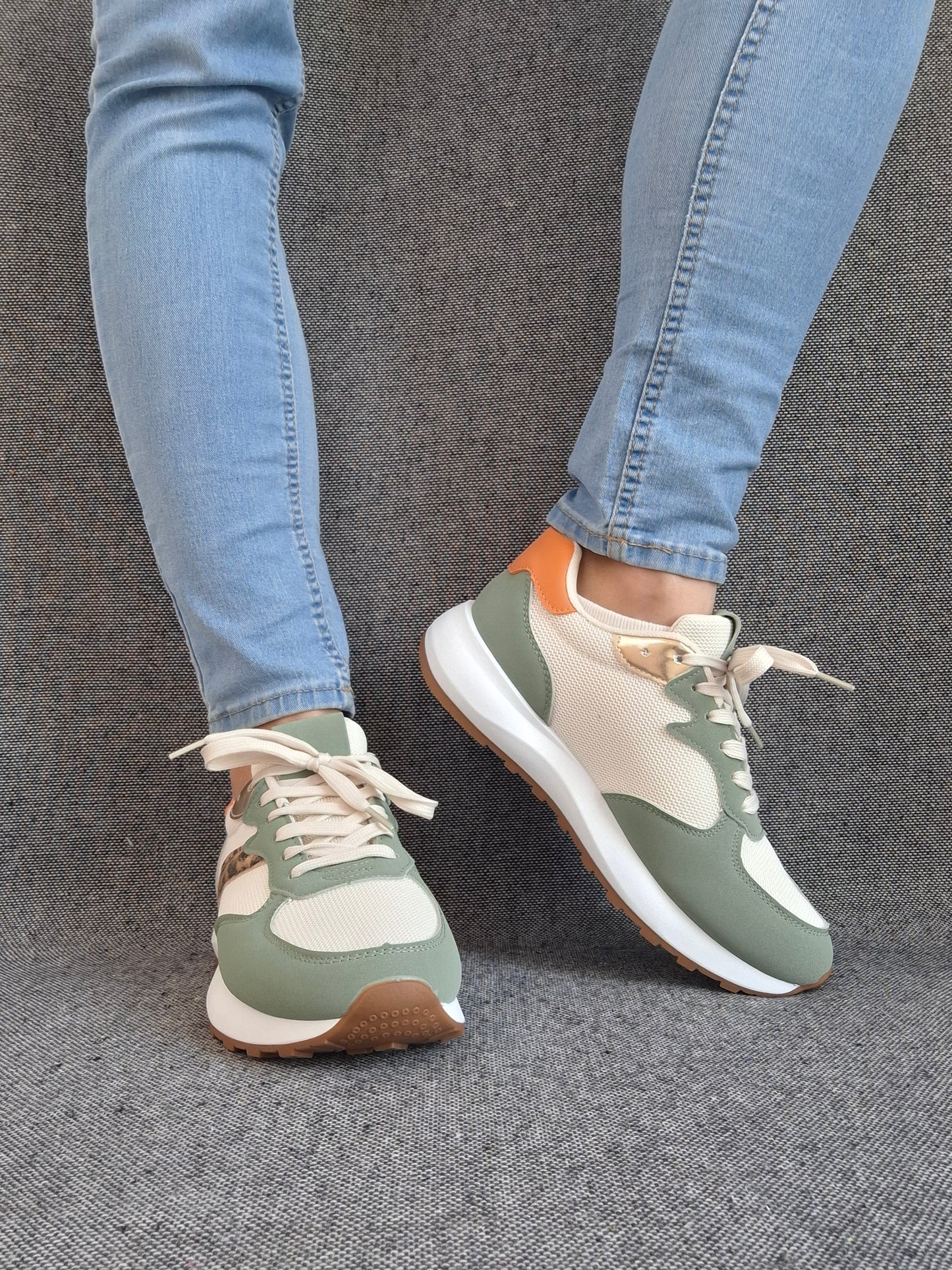 Chaussures baskets basses vert d'eau tendance avec détails léopard style sneakers