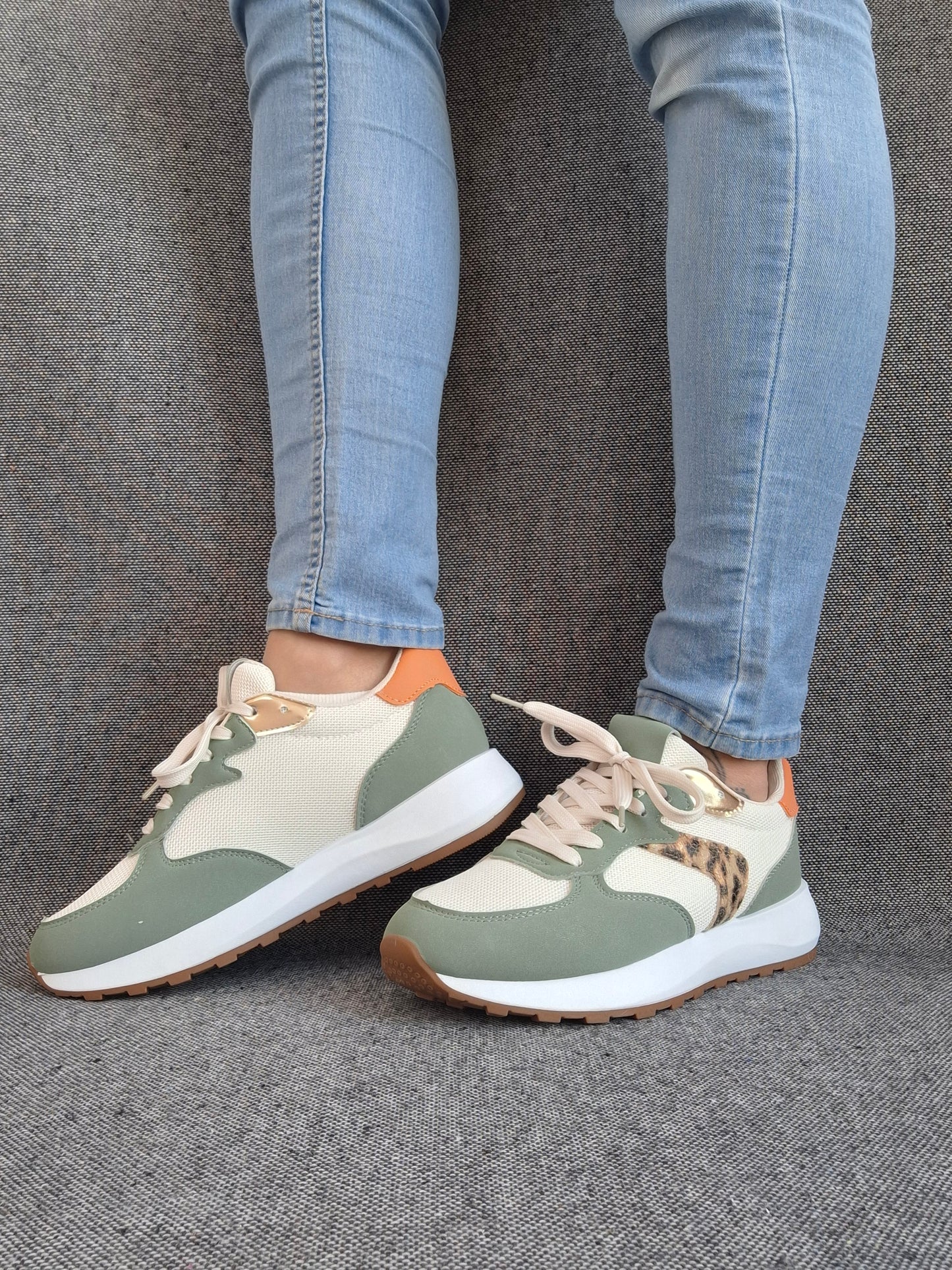 Chaussures baskets basses vert d'eau tendance avec détails léopard style sneakers