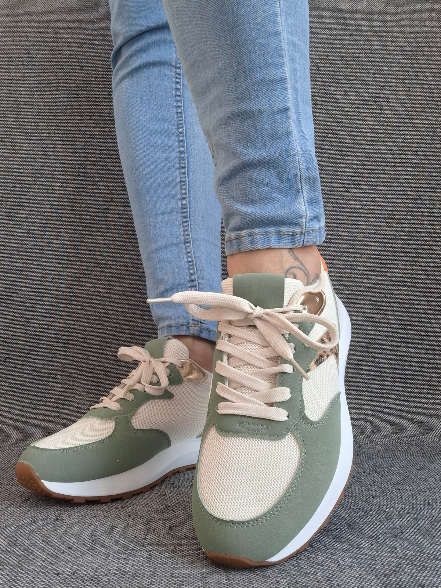 Chaussures baskets basses vert d'eau tendance avec détails léopard style sneakers