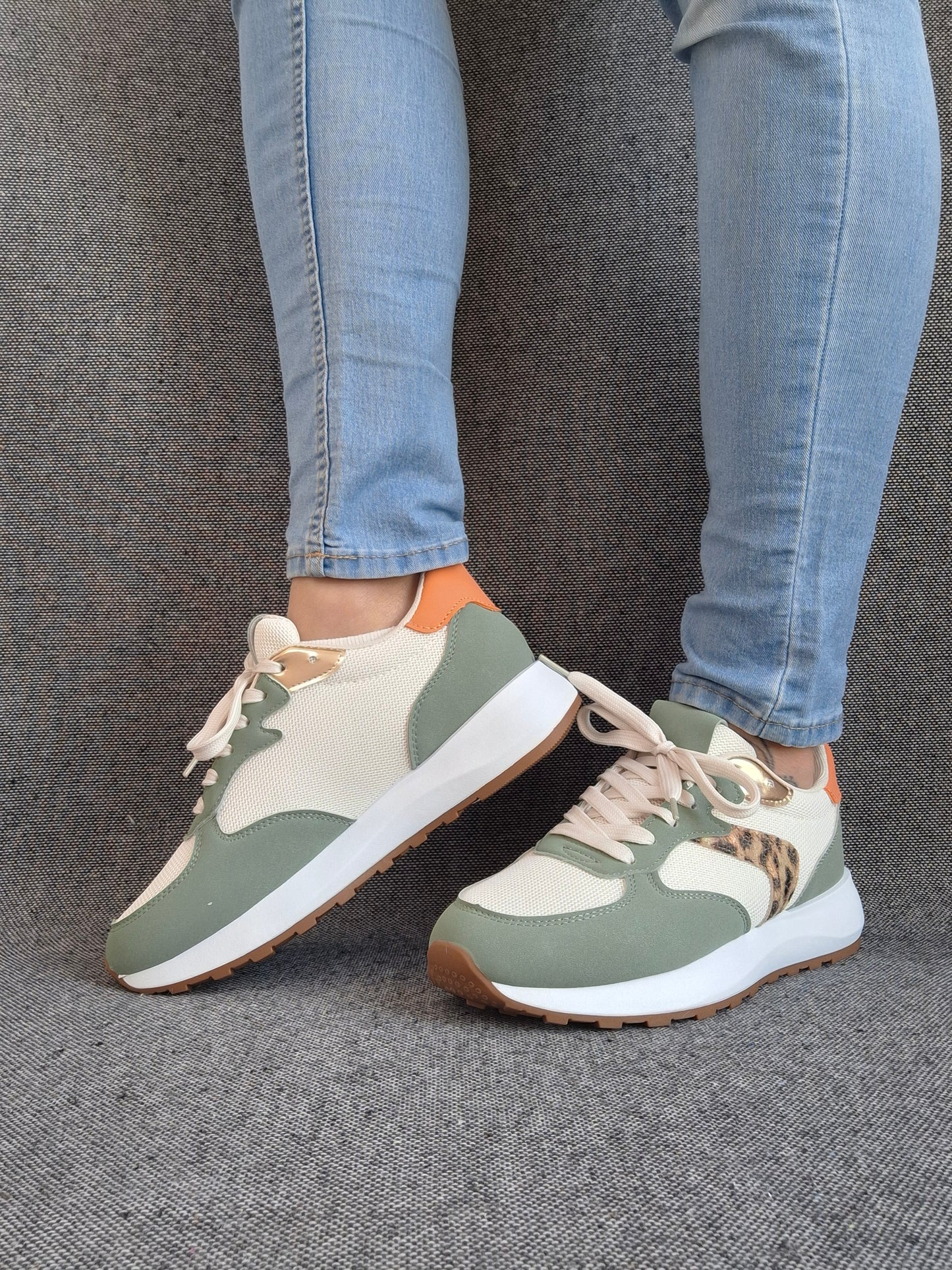 Chaussures baskets basses vert d'eau tendance avec détails léopard style sneakers