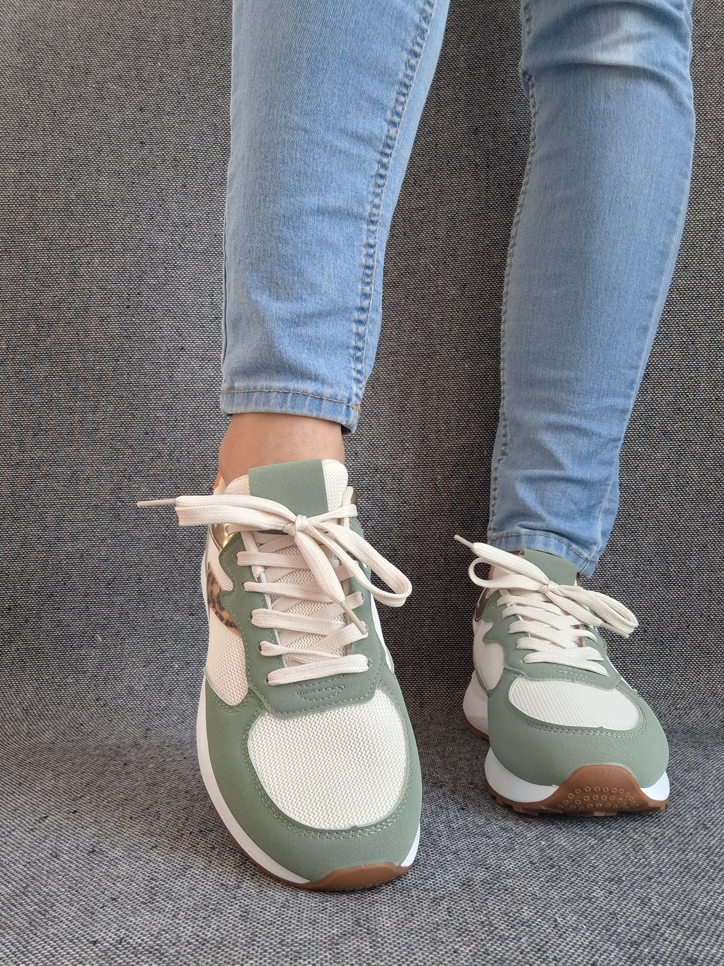Chaussures baskets basses vert d'eau tendance avec détails léopard style sneakers