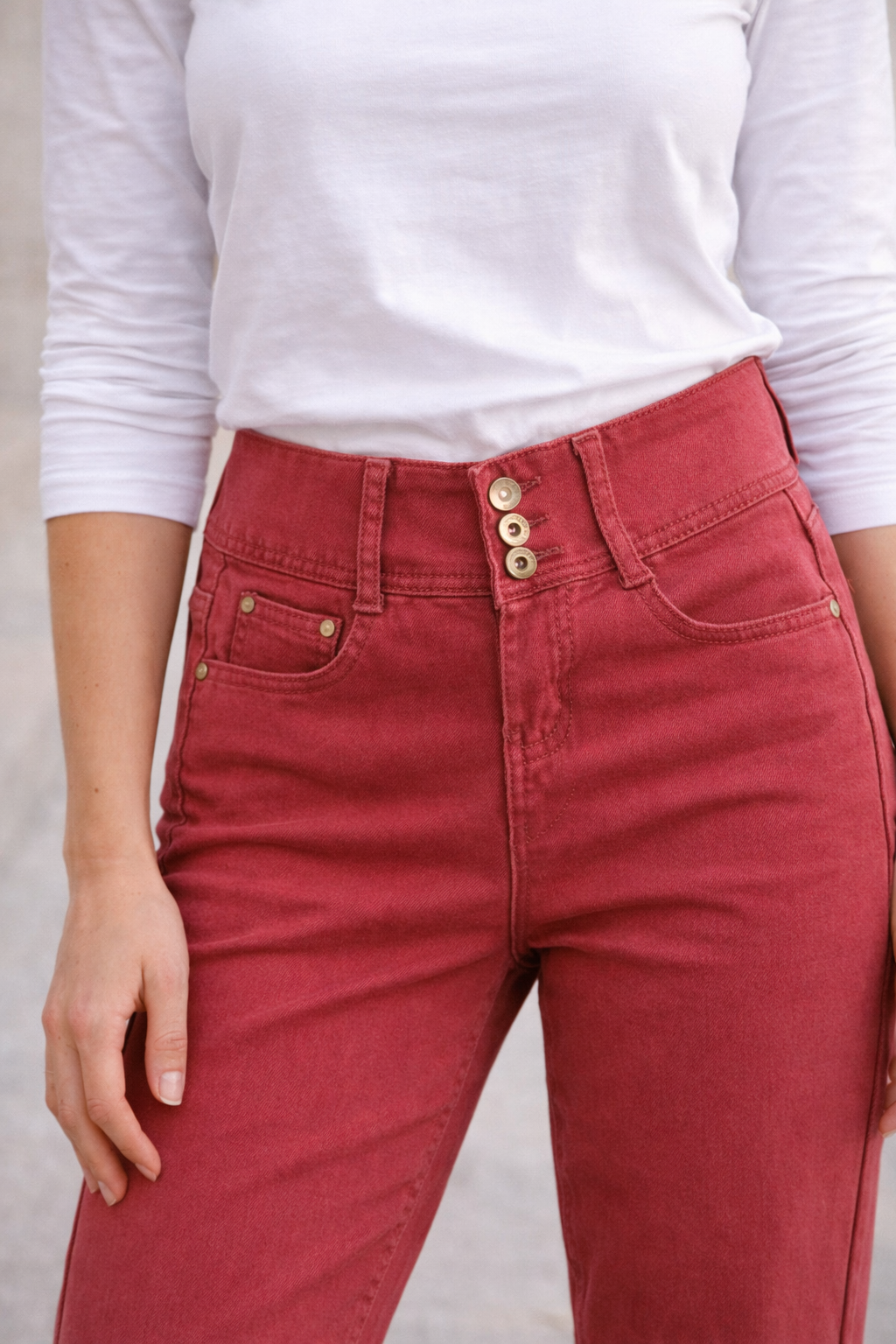 Jeans skinny taille haute rouge brique de la marque Le Petit Placard, avec détails dorés et coupe ajustée.