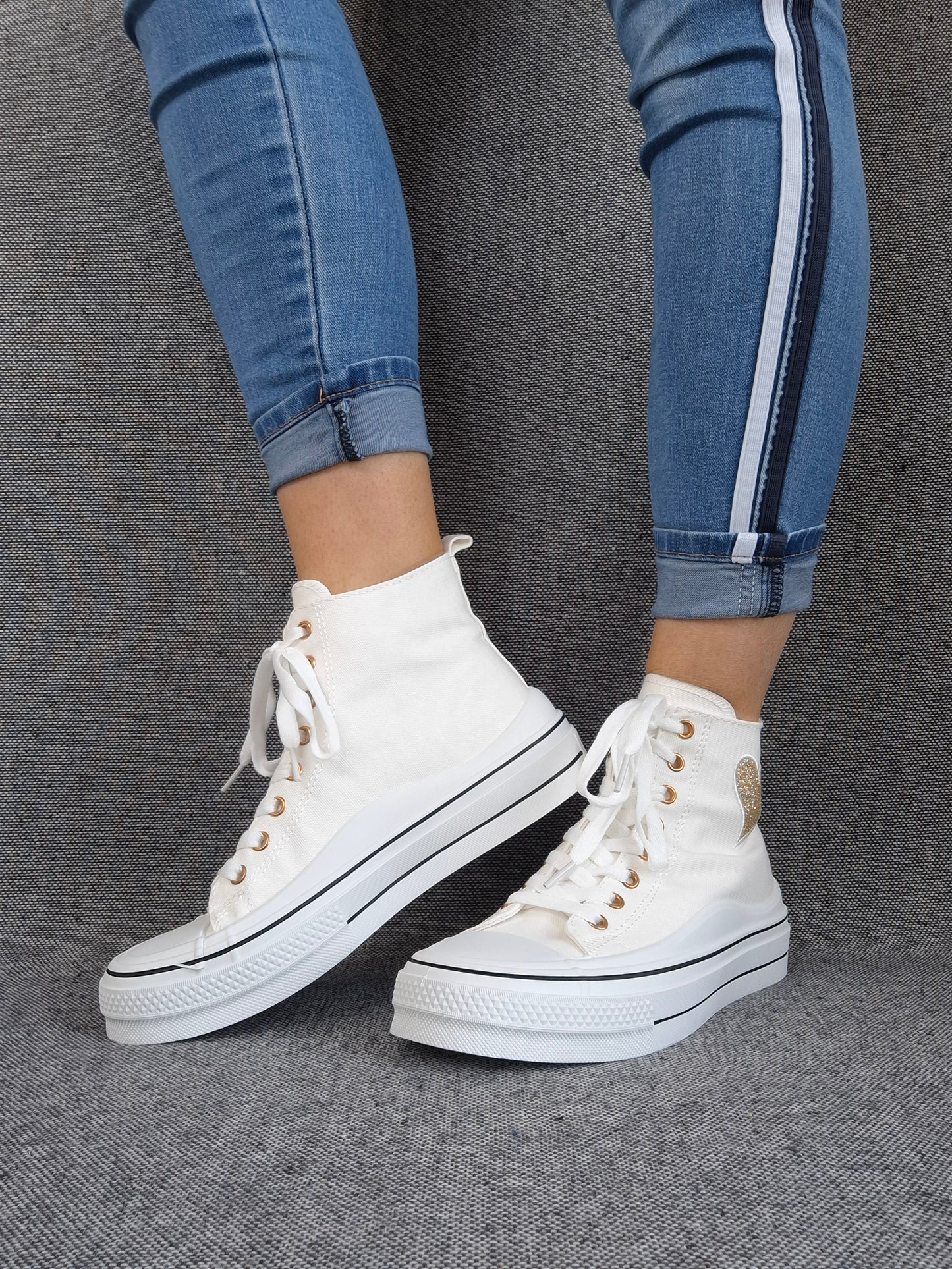 Chaussures baskets hautes blanche avec motif coeur doré style converse