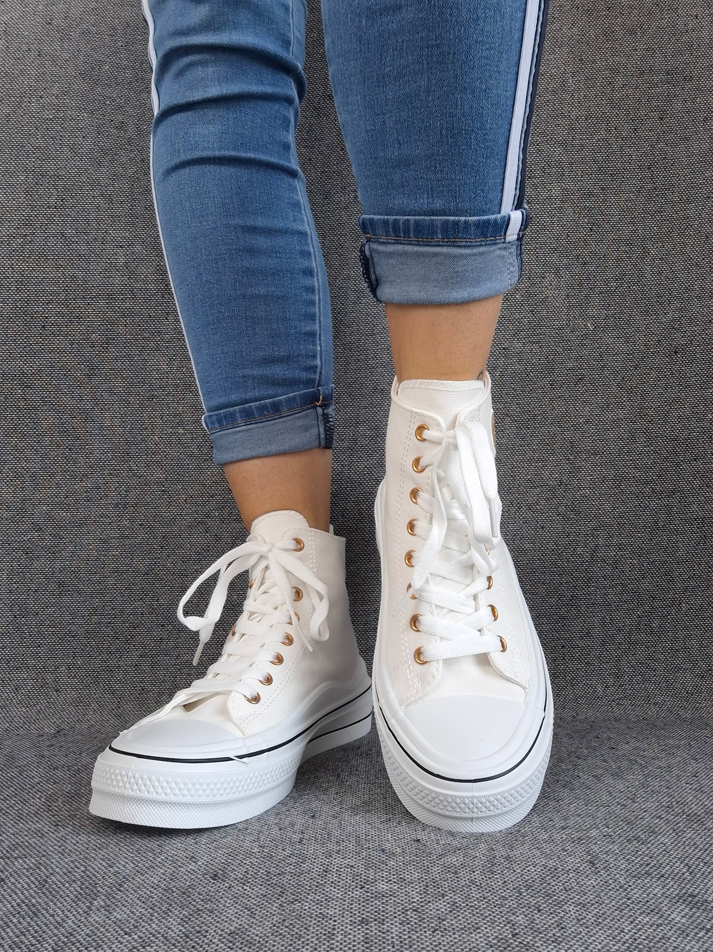 Chaussures baskets hautes blanche avec motif coeur doré style converse
