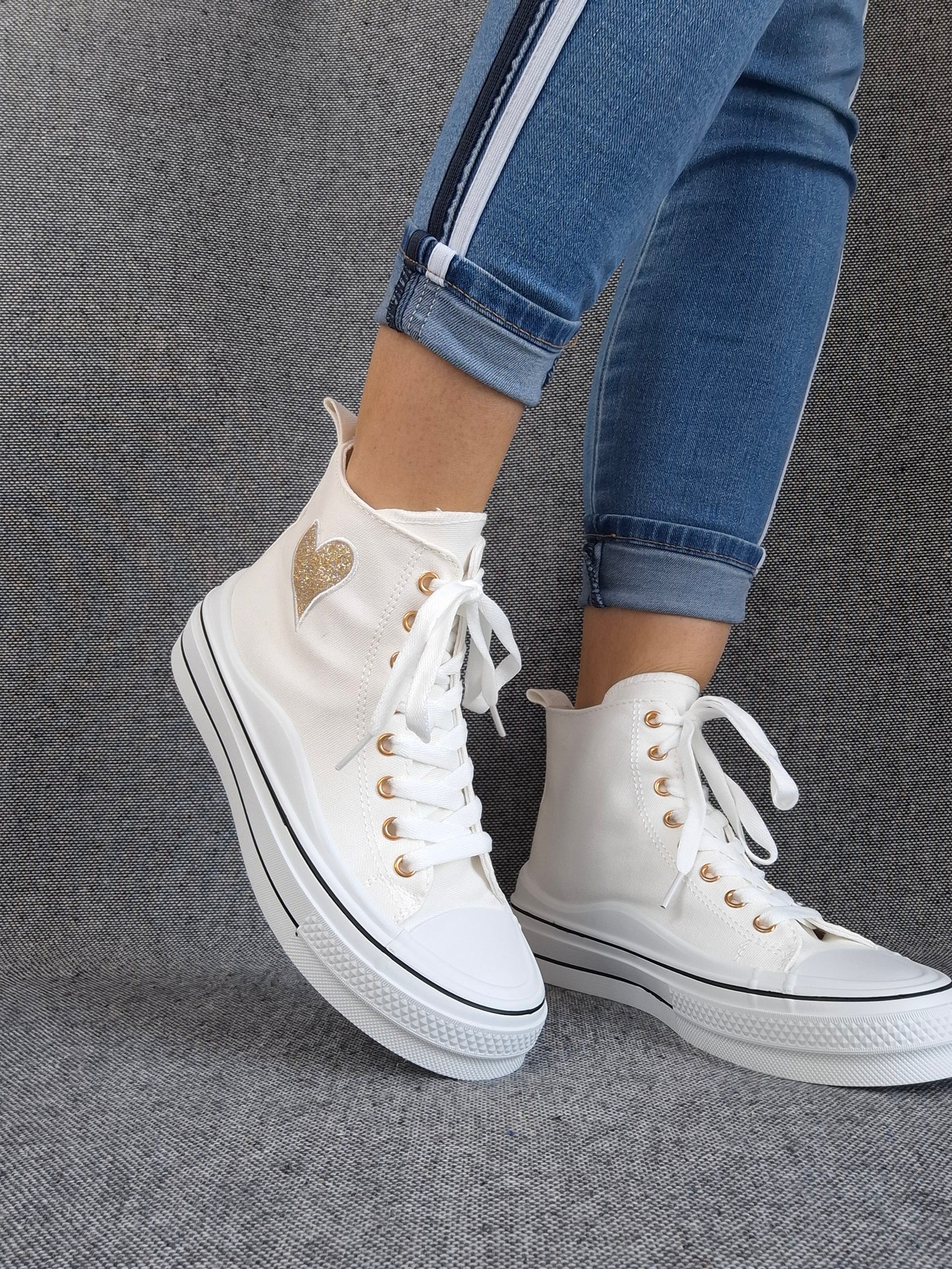 Chaussures baskets hautes blanche avec motif coeur doré style converse
