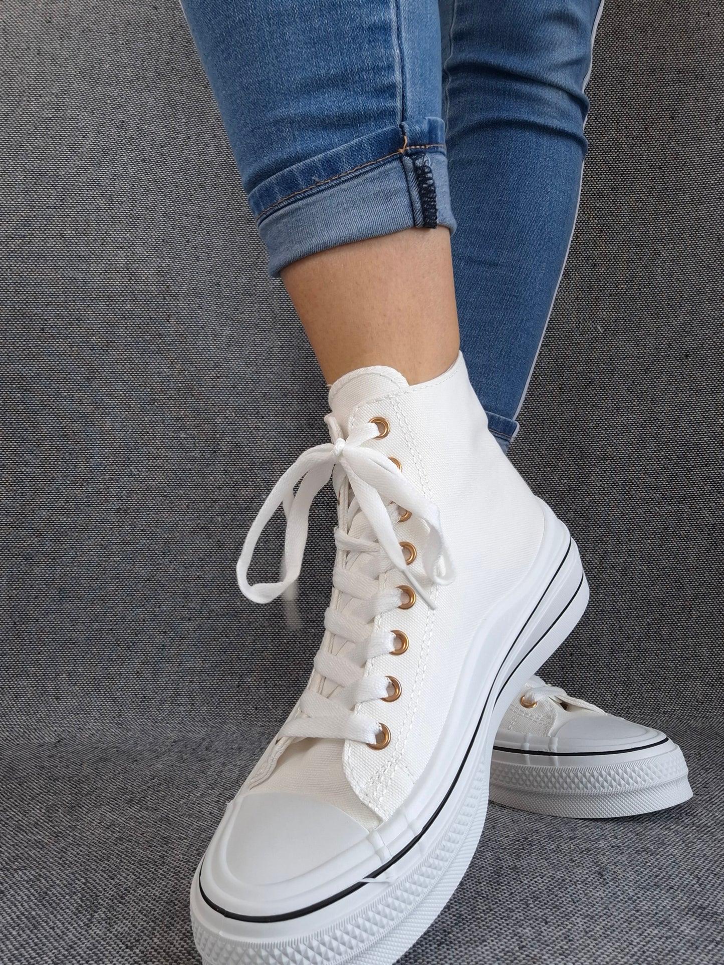 Chaussures baskets hautes blanche avec motif coeur doré style converse