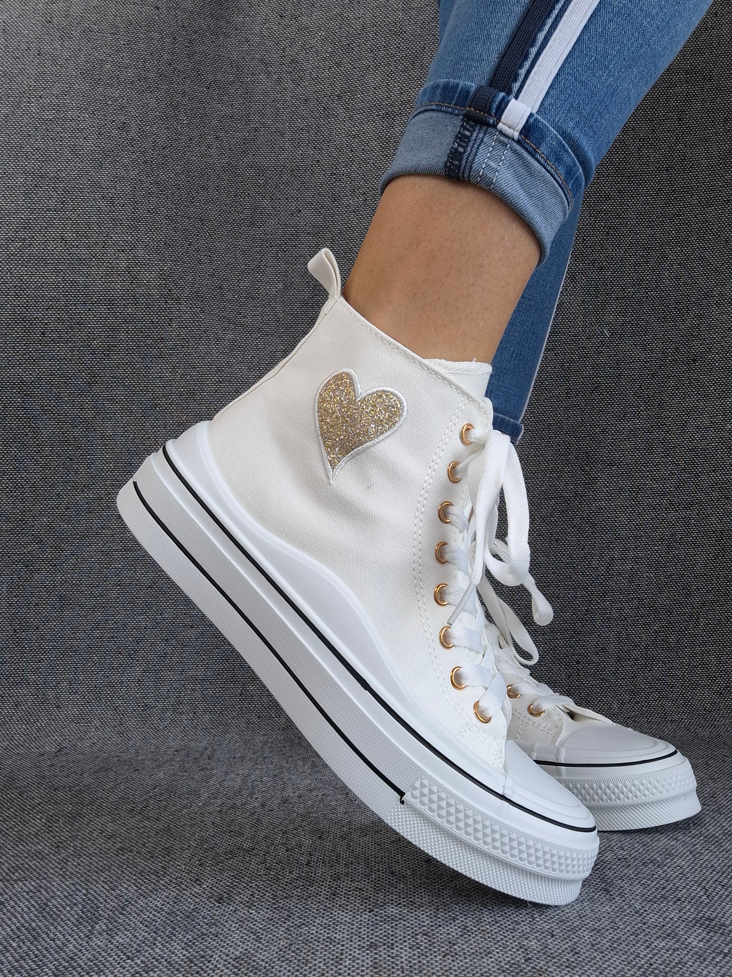 Chaussures baskets hautes blanche avec motif coeur doré style converse