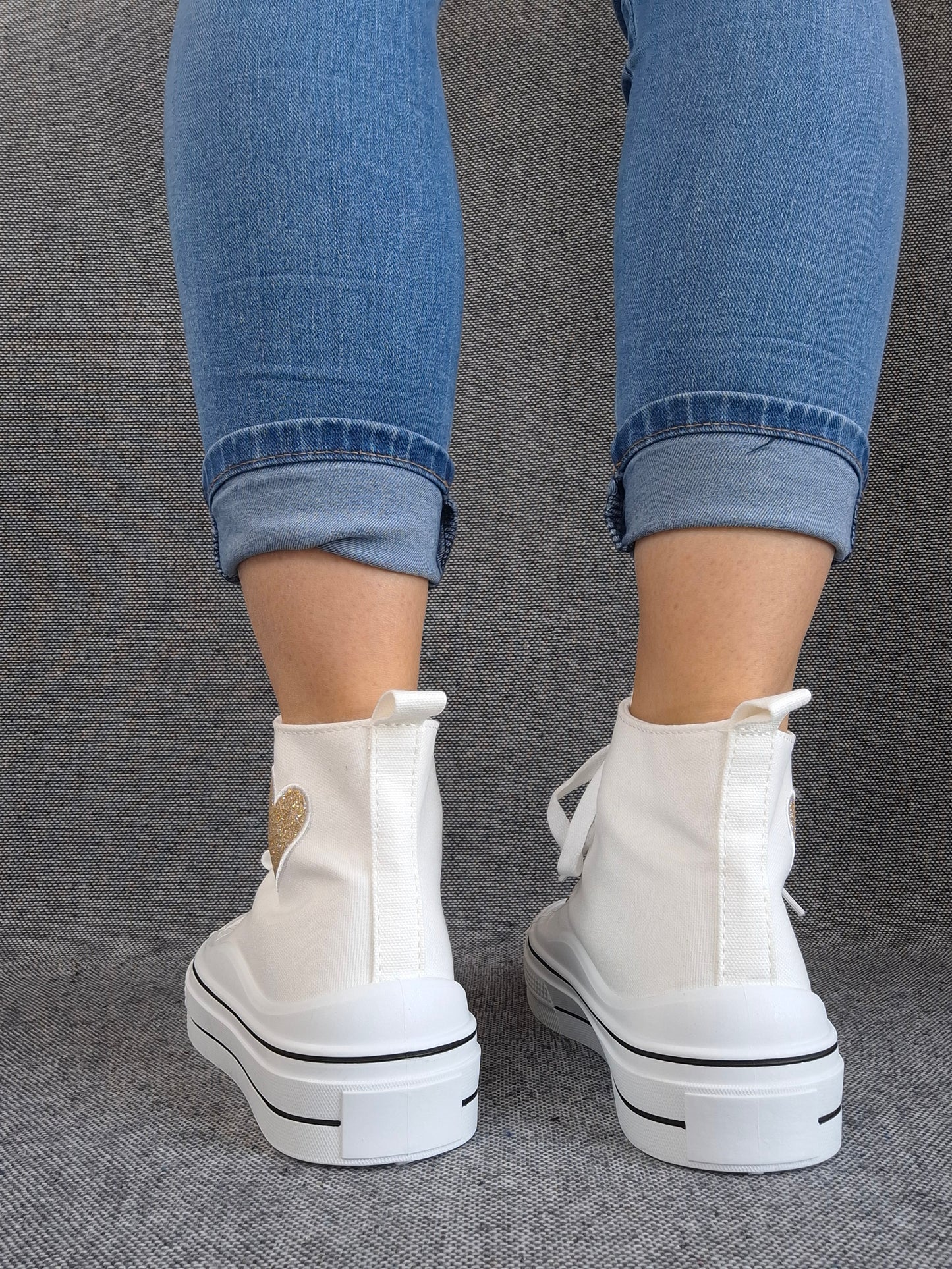 Chaussures baskets hautes blanche avec motif coeur doré style converse