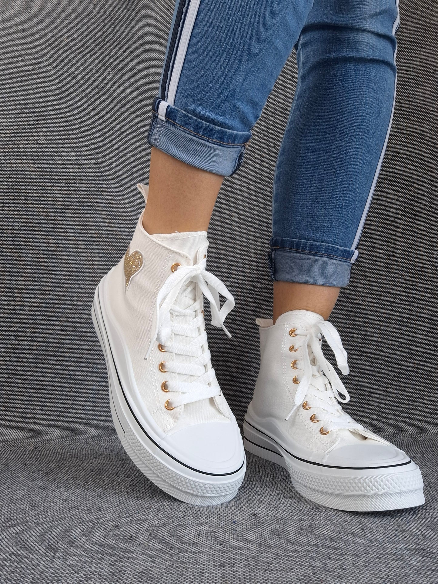 Chaussures baskets hautes blanche avec motif coeur doré style converse