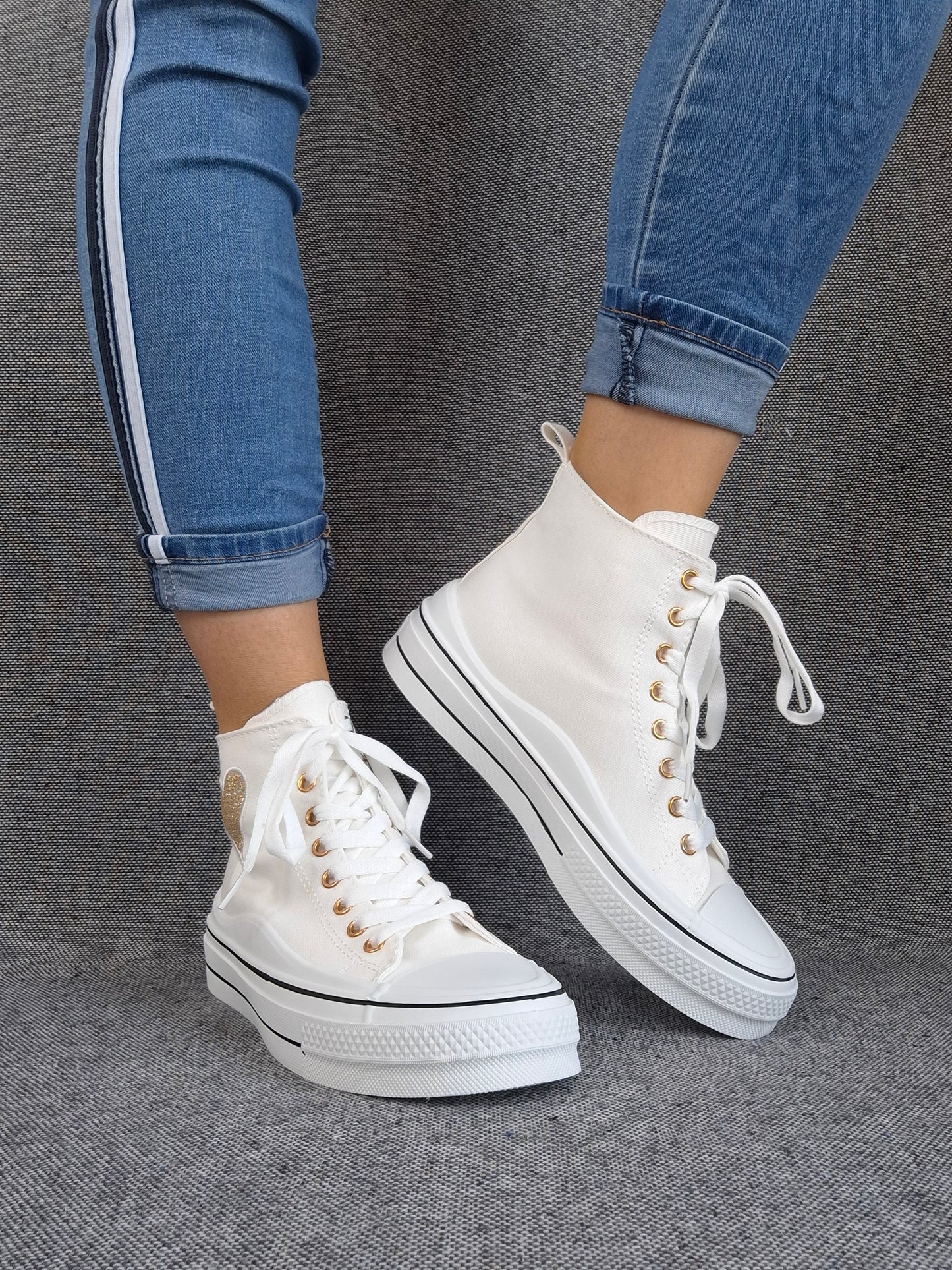 Chaussures baskets hautes blanche avec motif coeur doré style converse