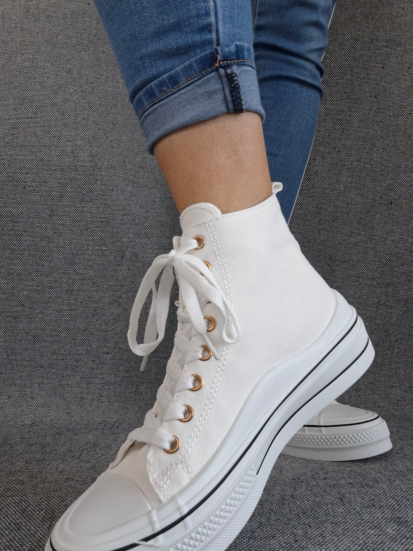 Chaussures baskets hautes blanche avec motif coeur doré style converse