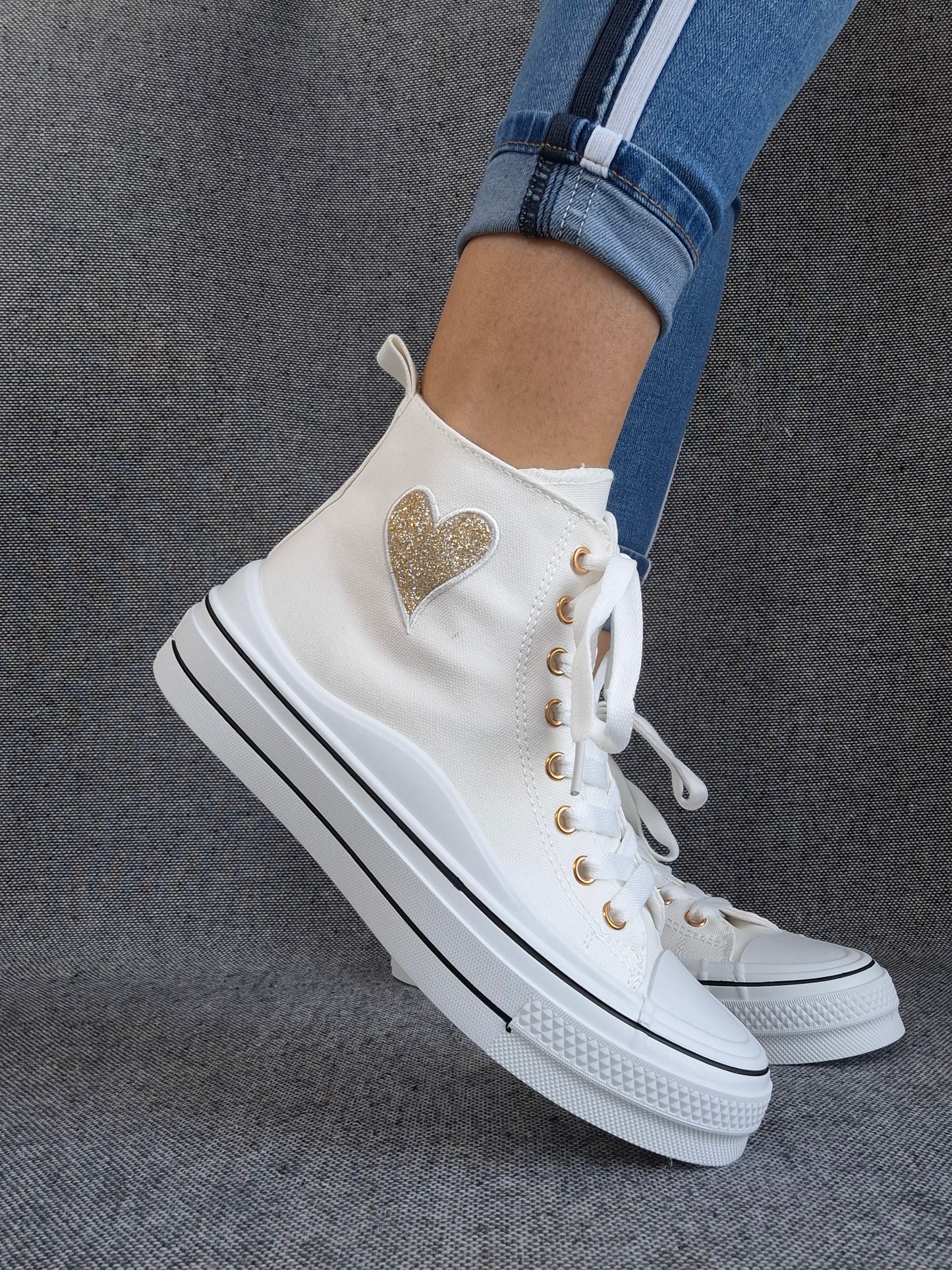 Chaussures baskets hautes blanche avec motif coeur doré style converse