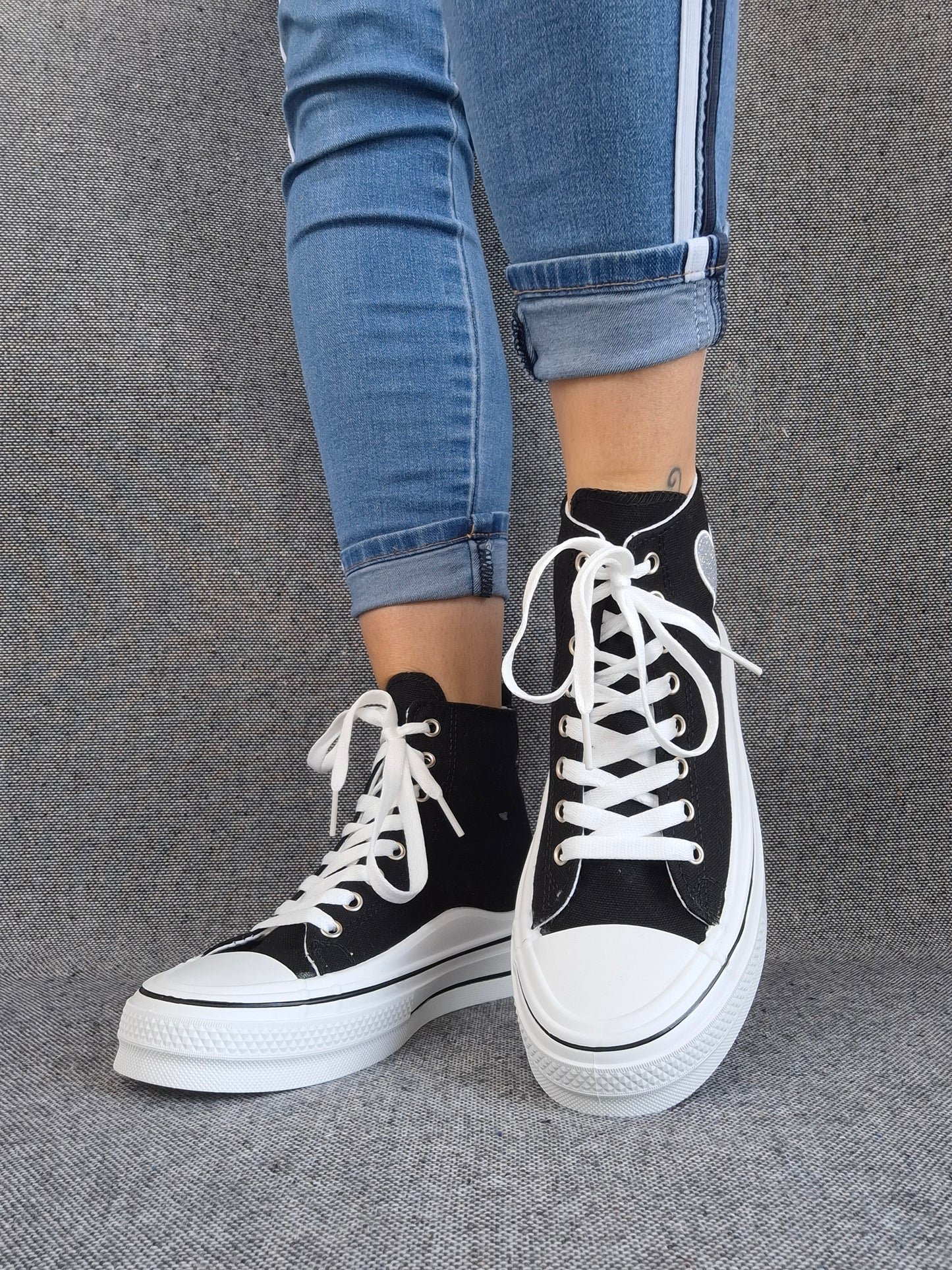 Chaussures baskets hautes noires et blanches avec motif cœur argenté style converse